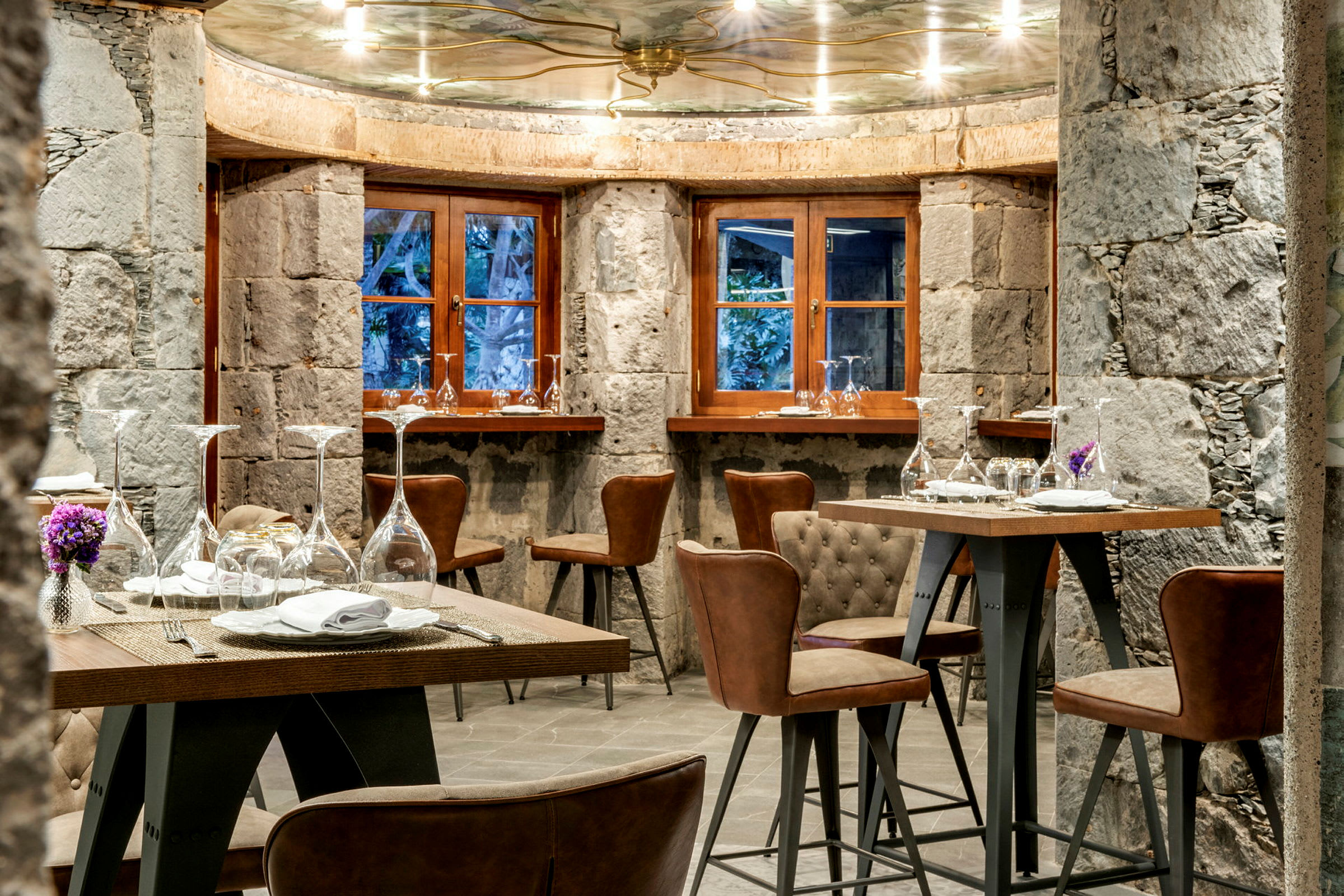 Restaurang med bord och stolar i rustik miljö. (AI-genererad text)