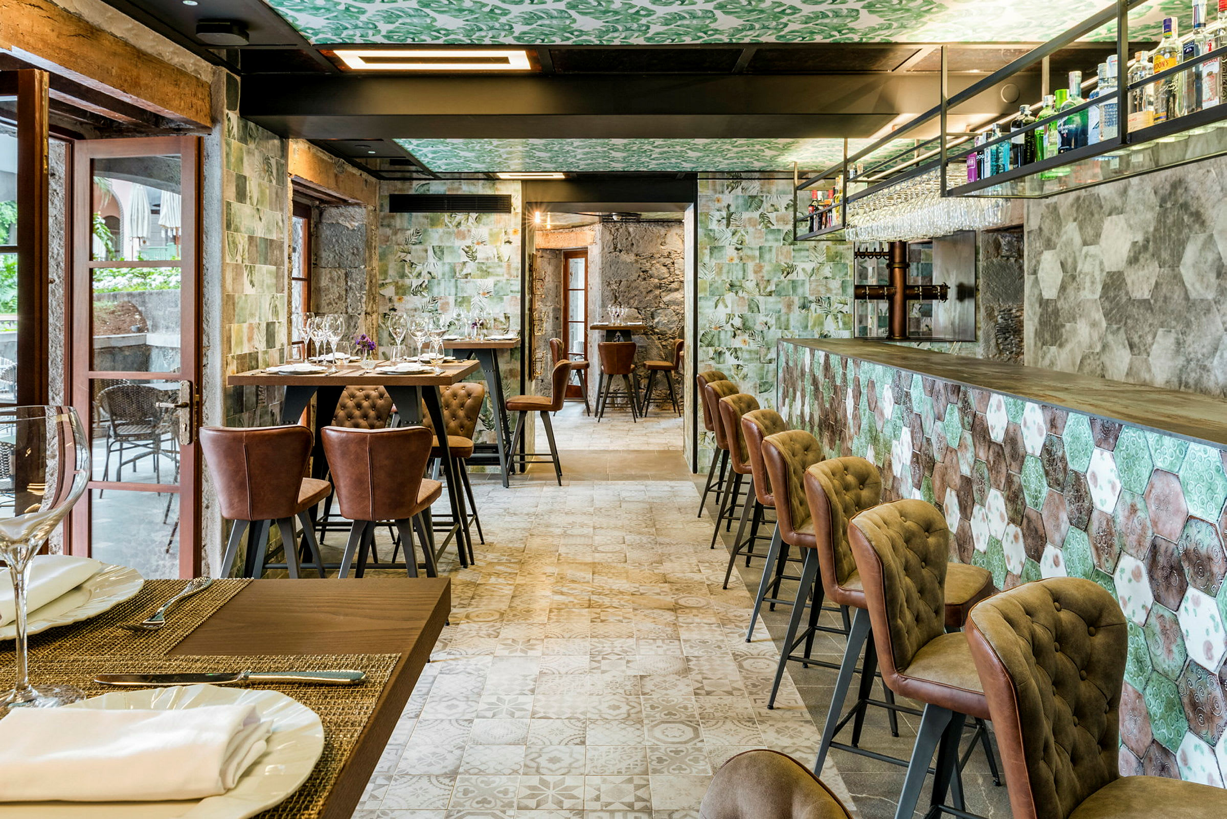En modern restaurang med stilfulla möbler. (AI-genererad text)