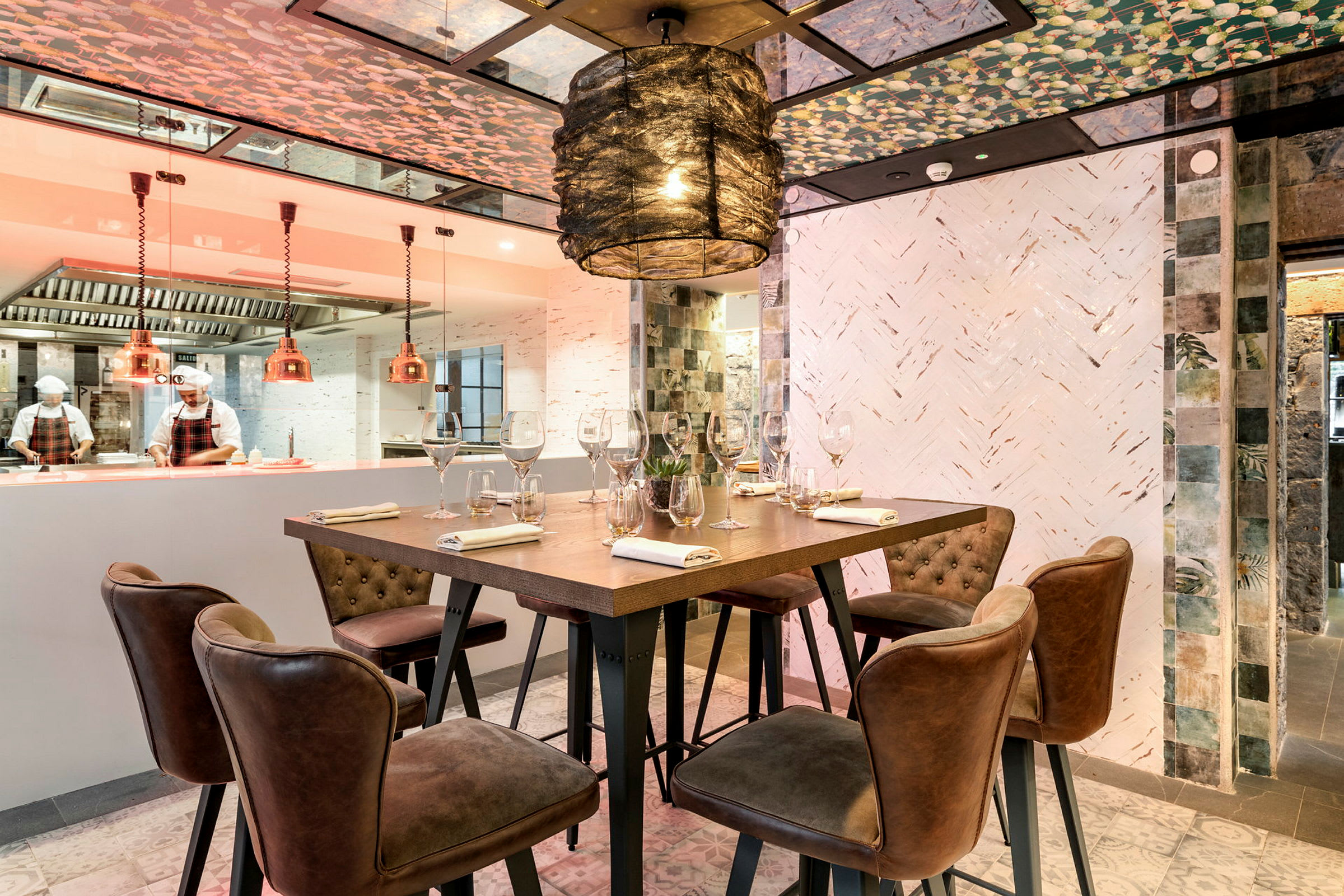 Designrestaurang med öppet kök och elegant bordsmöblemang. (AI-genererad text)