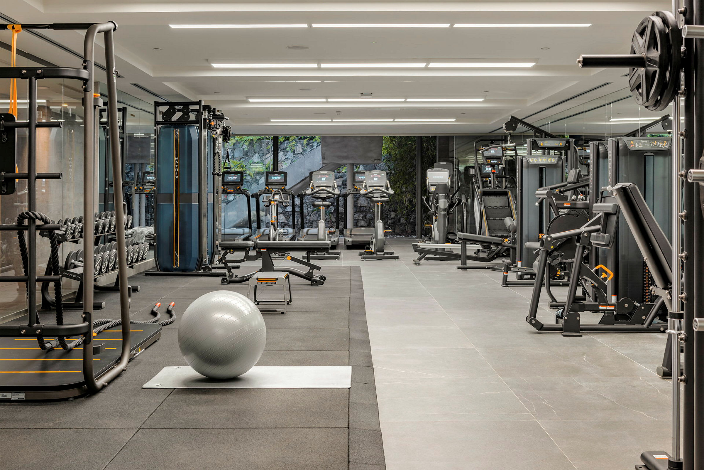 Gym med träningsmaskiner och utrustning. (AI-genererad text)