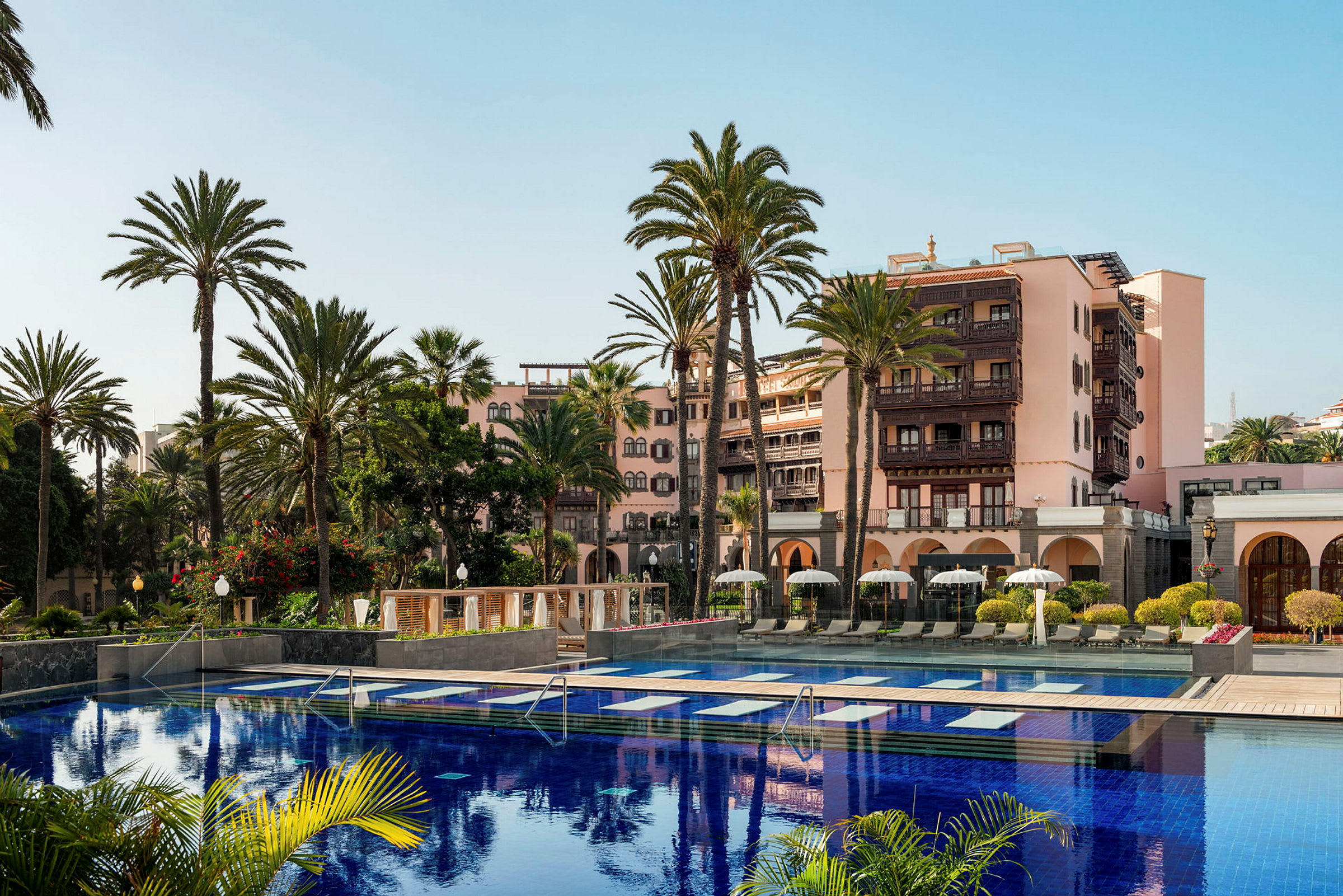 Hotell med pool och palmer i soligt väder. (AI-genererad text)