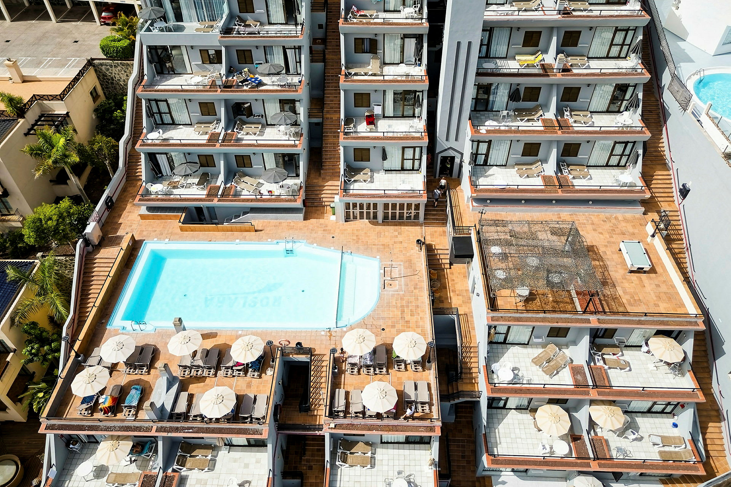 Hotellkomplex med utomhuspool och terrasser. (AI-genererad text)