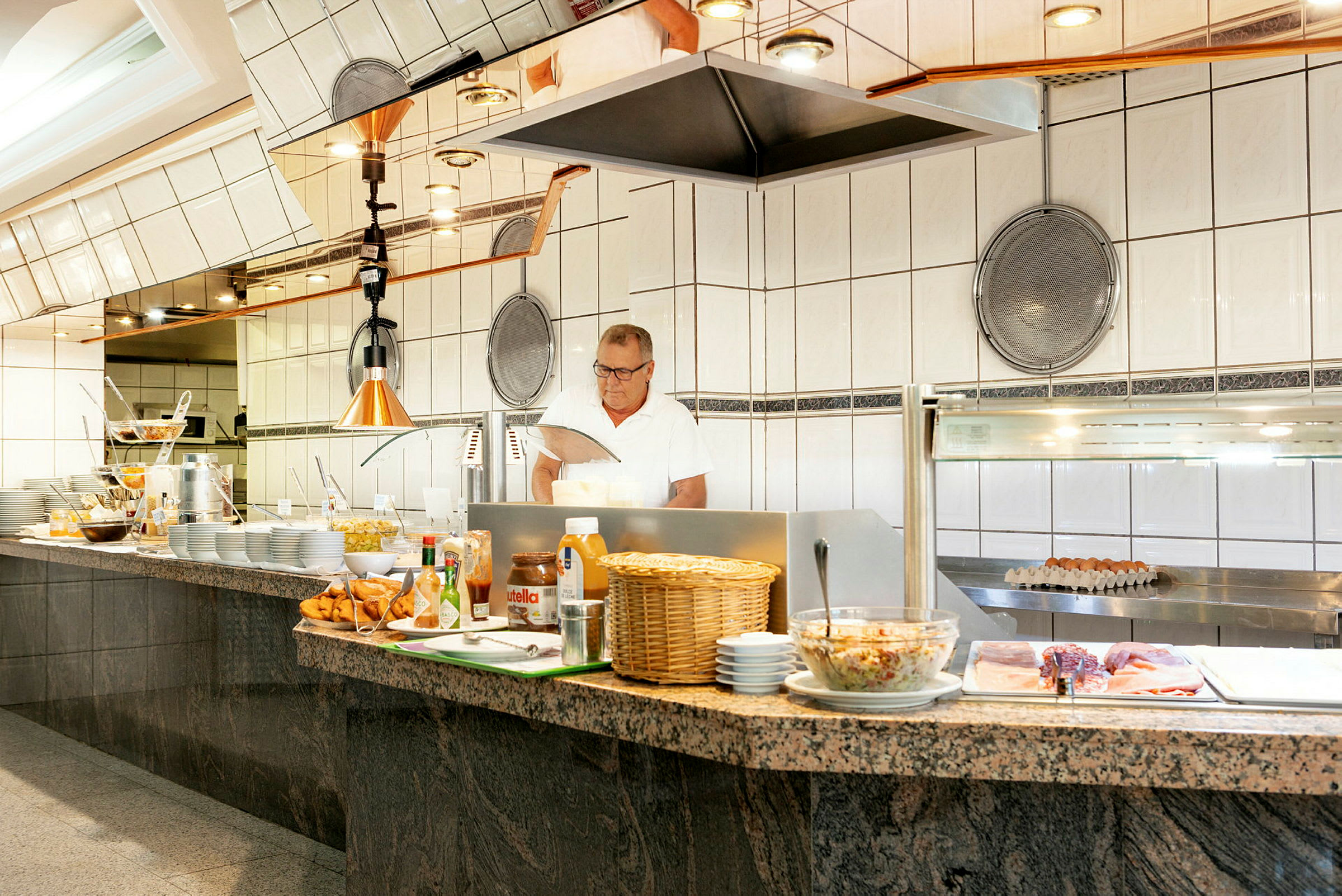 Serveringsdisk med olika matalternativ och tillbehör i en ljus miljö. (AI-genererad text)