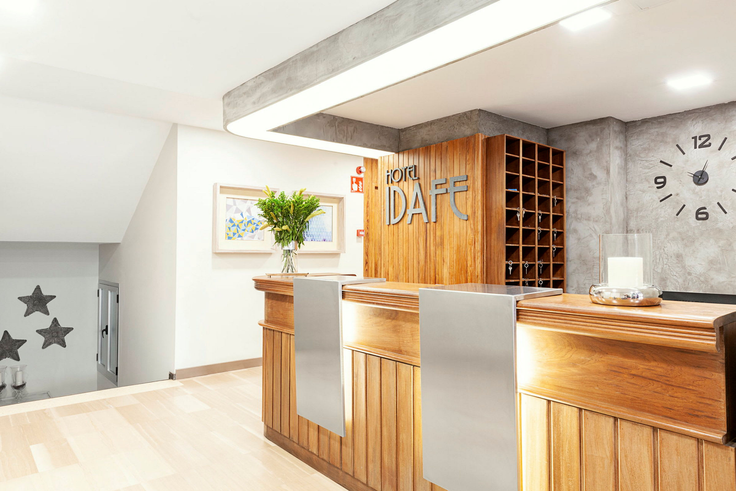 Receptionen i hotellet med träpaneler och en modern klocka på väggen. (AI-genererad text)