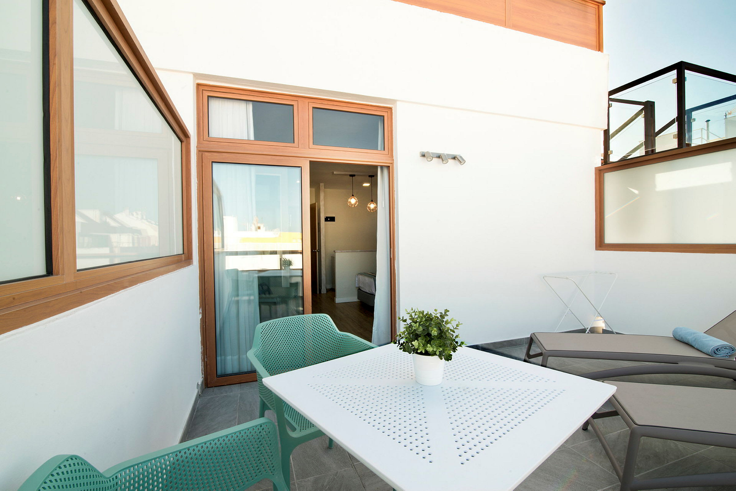 Möblerad terrass med sittplatser, bord och solstolar. (AI-genererad text)