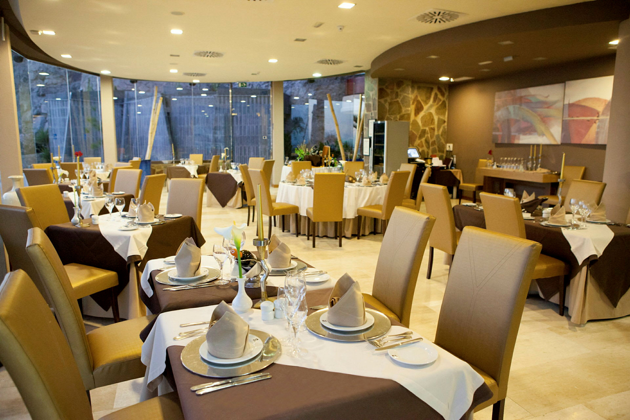 En elegant restaurang med dukade bord och bekväma stolar. (AI-genererad text)