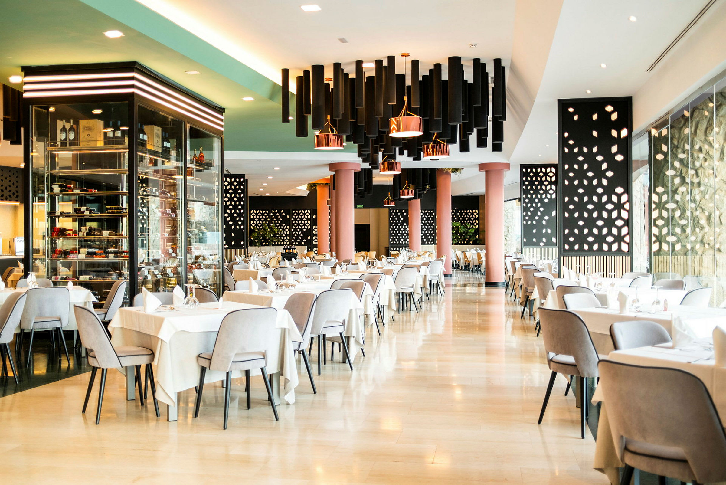 Elegant hotellrestaurang med dukade bord och modern inredning. (AI-genererad text)