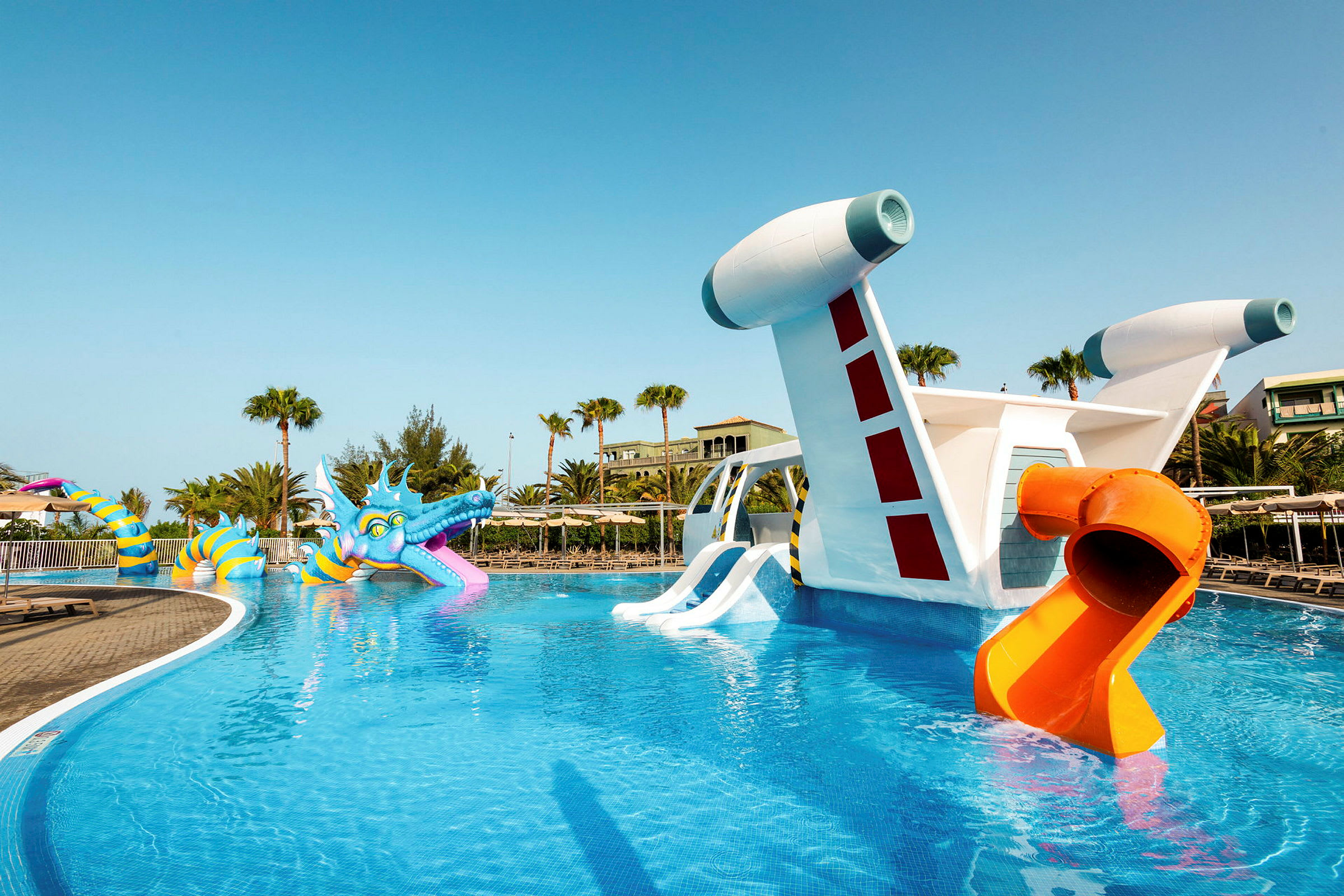 Pool med färgglad vattenrutschkana och lekattraktioner. (AI-genererad text)