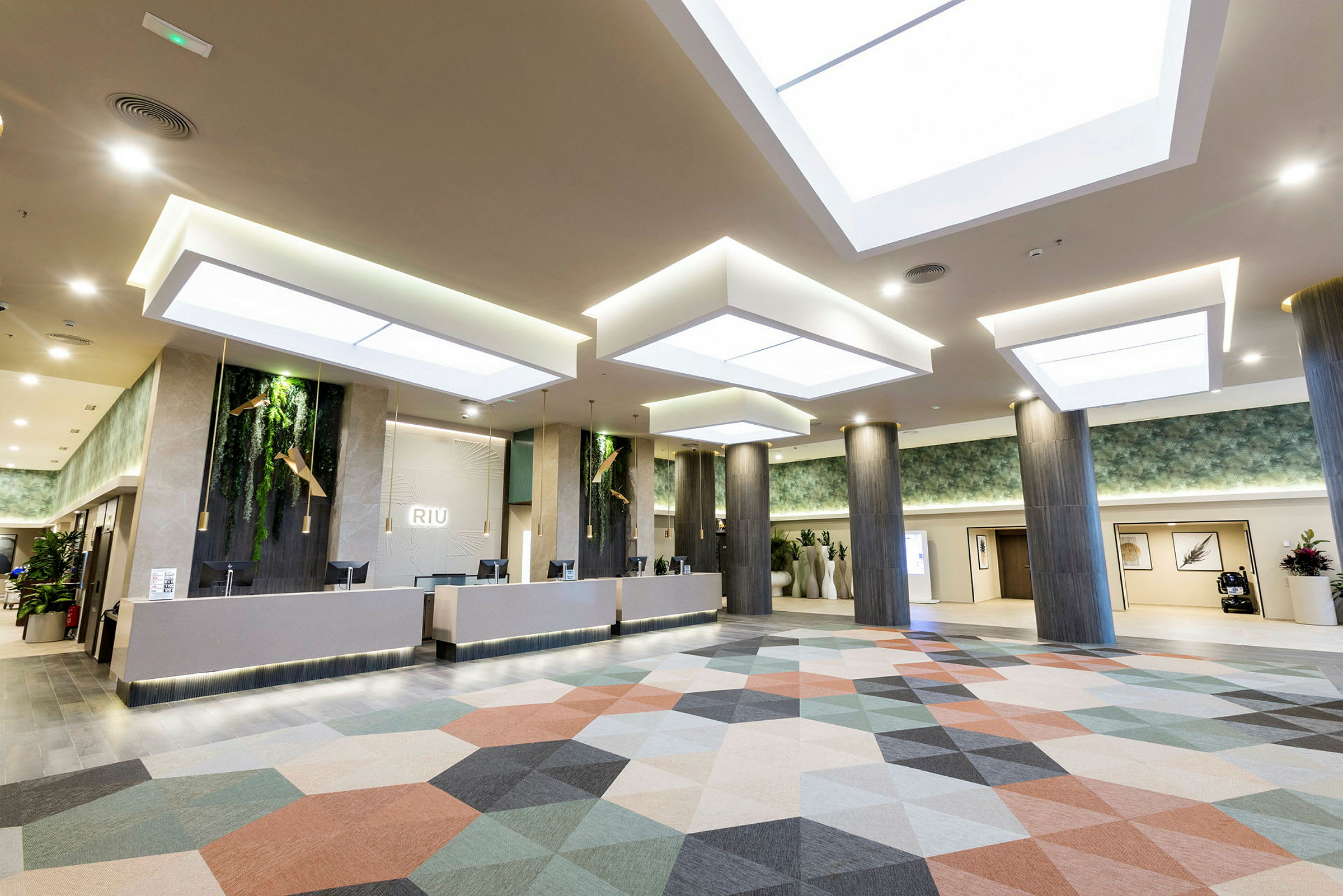 Hotellets reception med modern och stilfull inredning. (AI-genererad text)