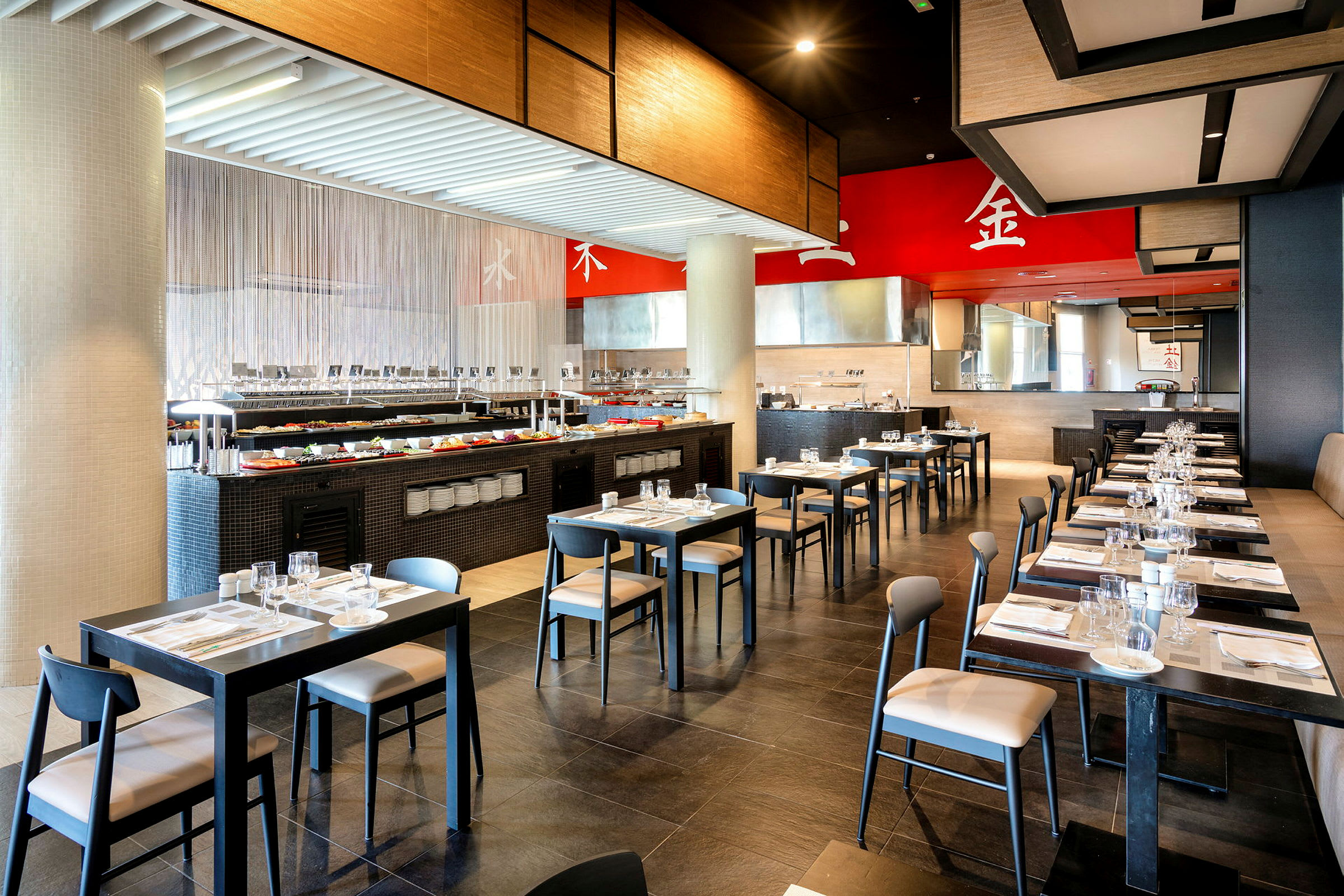 En bild på en modern restaurang med dukade bord och en buffé. (AI-genererad text)
