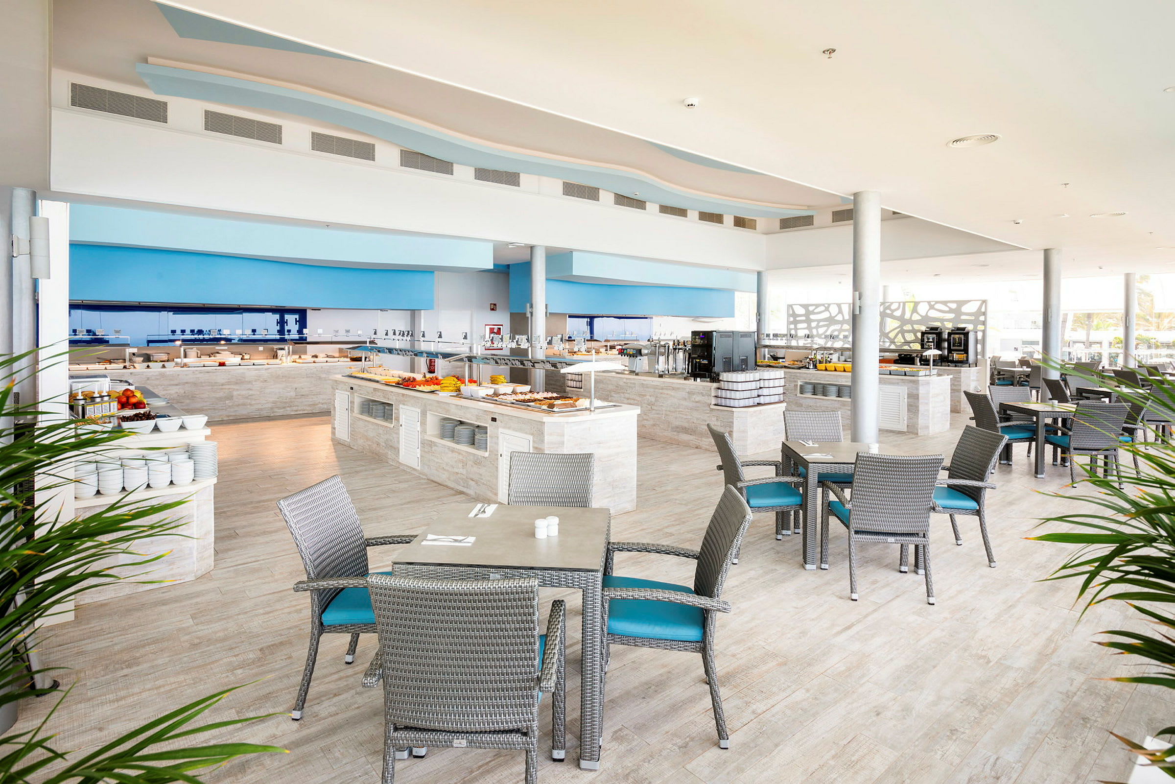 Restaurang med matbuffé och sittplatser. (AI-genererad text)