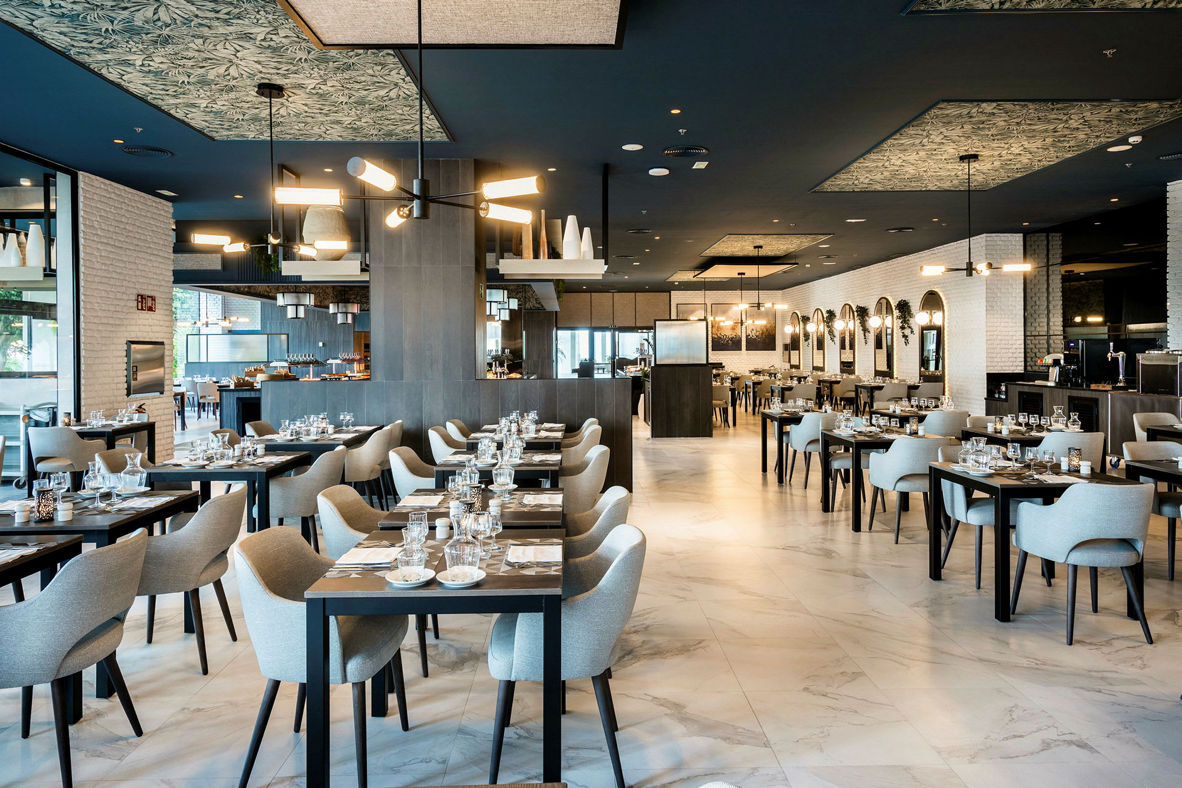 Modern restaurang med dukade bord och bekväma sittplatser. (AI-genererad text)