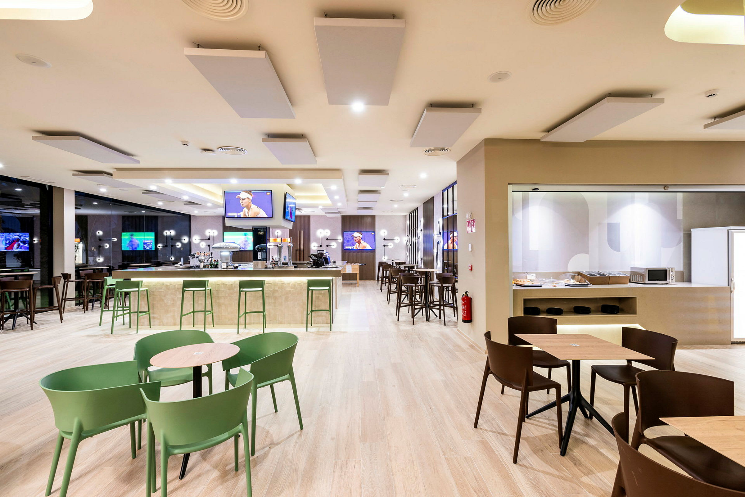 Modern restaurang med sittplatser och bar. (AI-genererad text)
