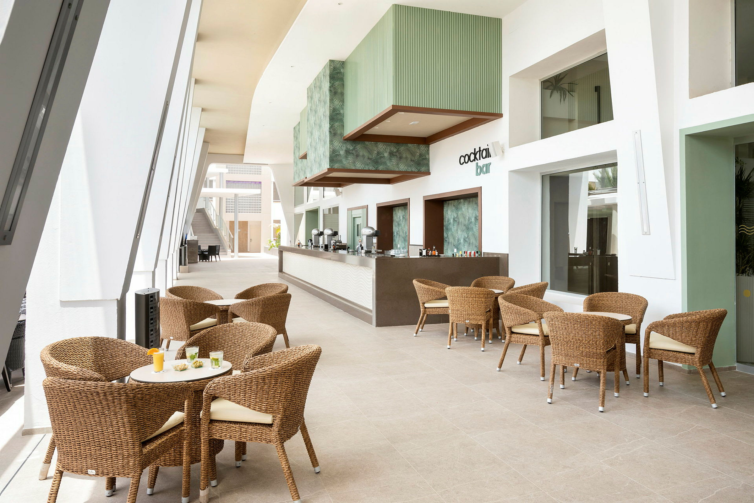 Cocktailbar med sittmöbler i modern design. (AI-genererad text)