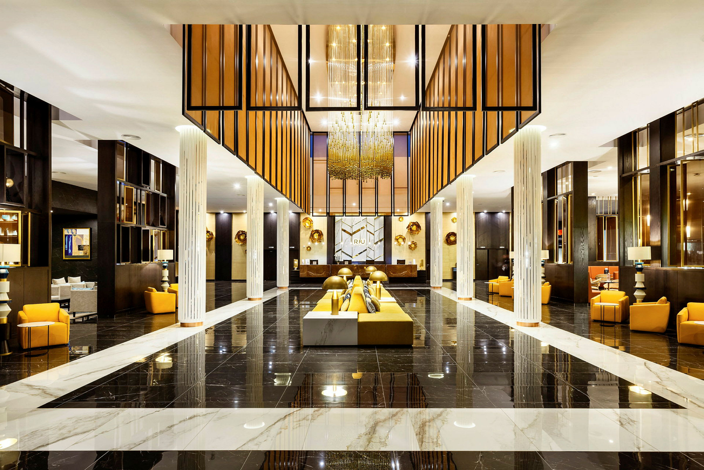 Hotellets lobby med lyxig inredning, marmorgolv och en stor ljuskrona i taket. (AI-genererad text)