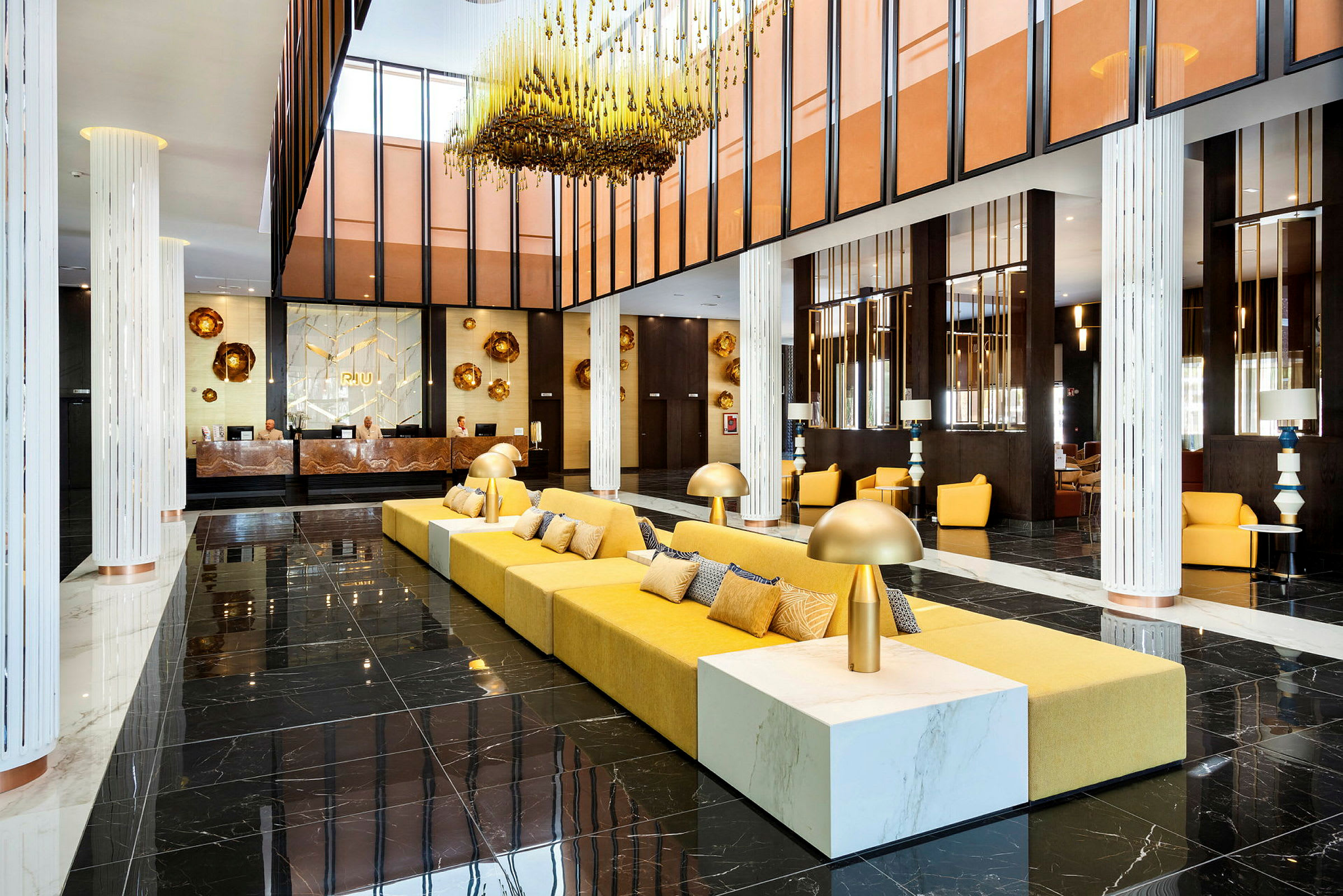 Hotellobby med moderna möbler och gyllene detaljer. (AI-genererad text)
