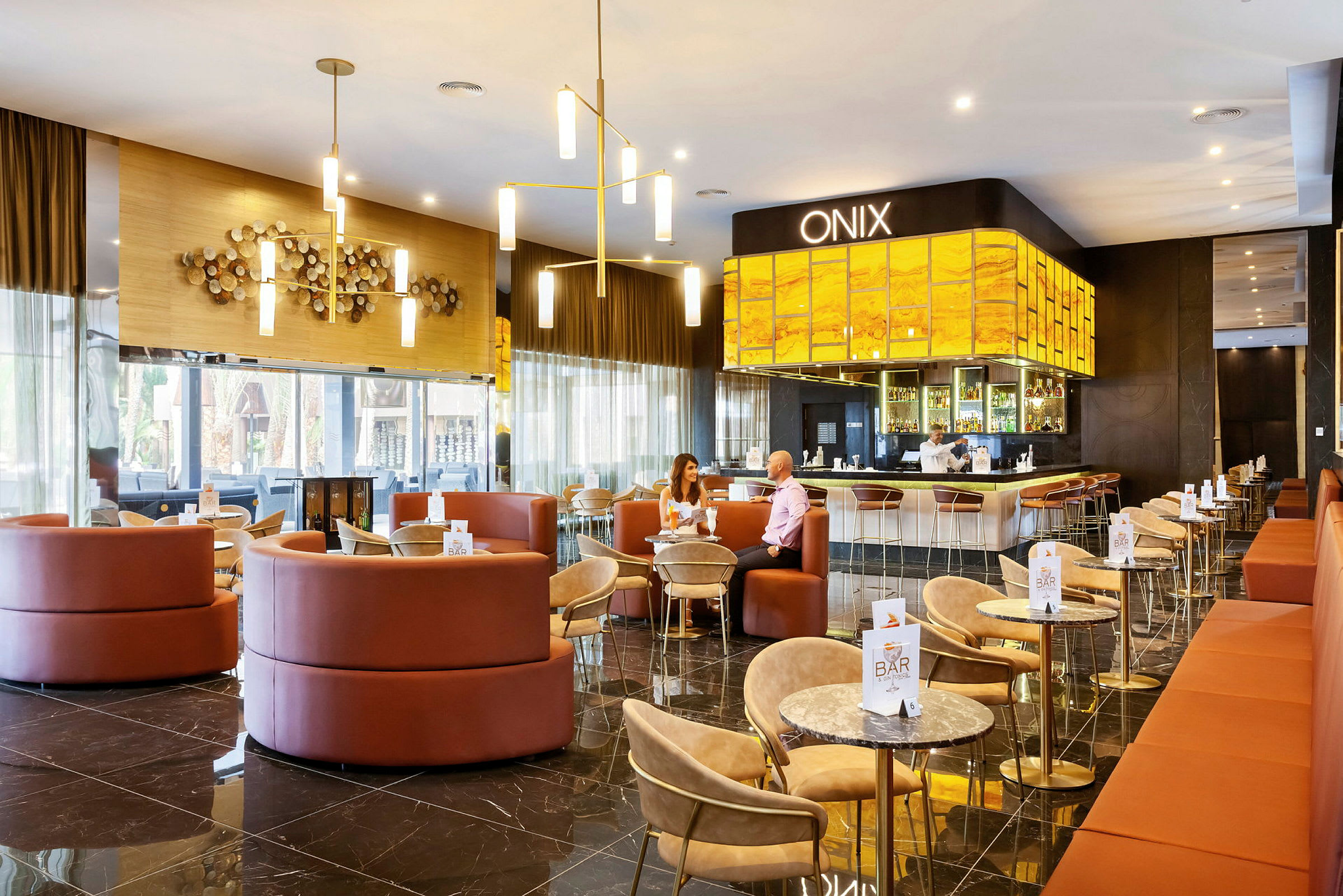 En elegant hotellbar med sittplatser och ett upplyst serveringsområde. (AI-genererad text)