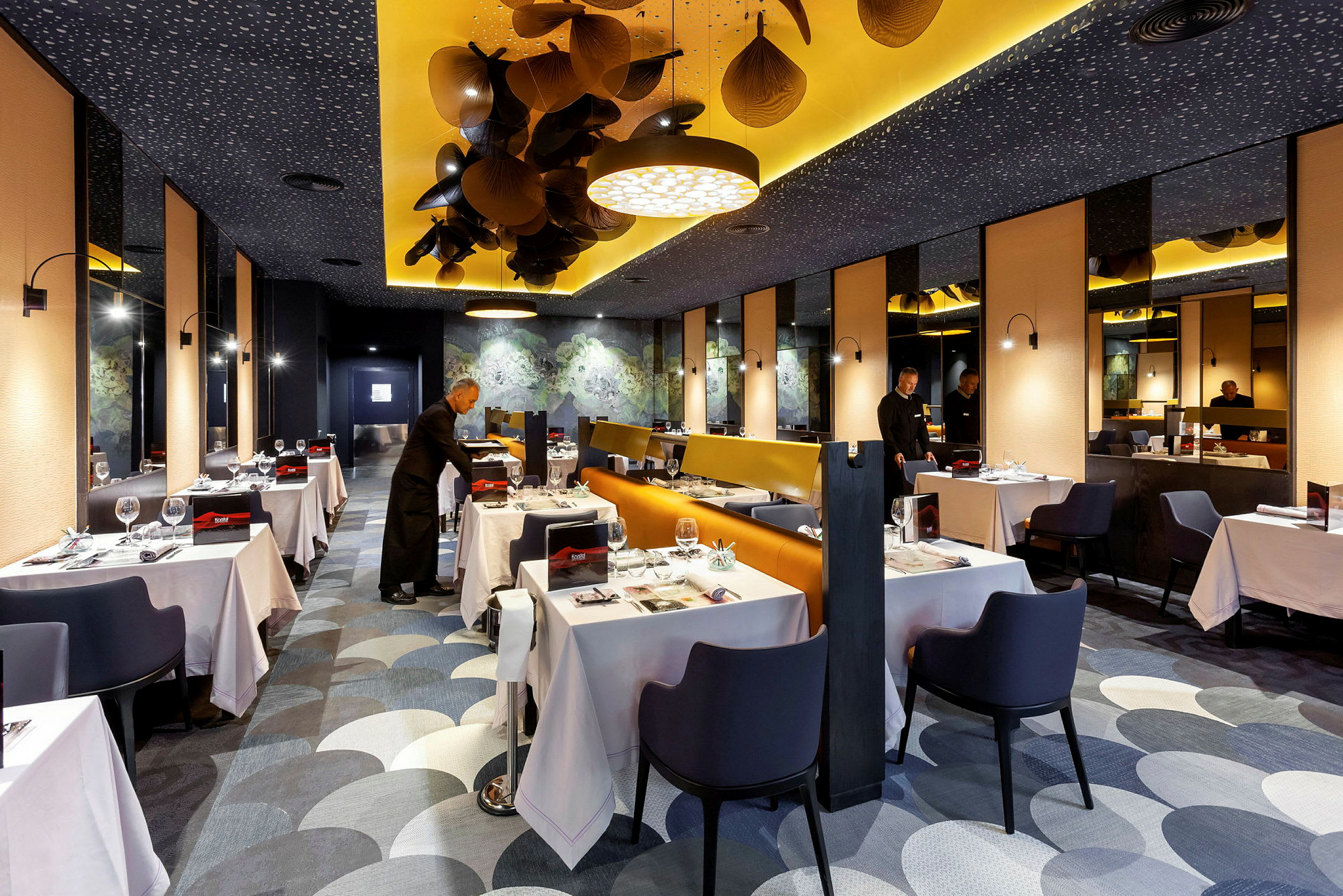 En elegant restaurang interiör med dukade bord och moderna inredningsdetaljer. (AI-genererad text)