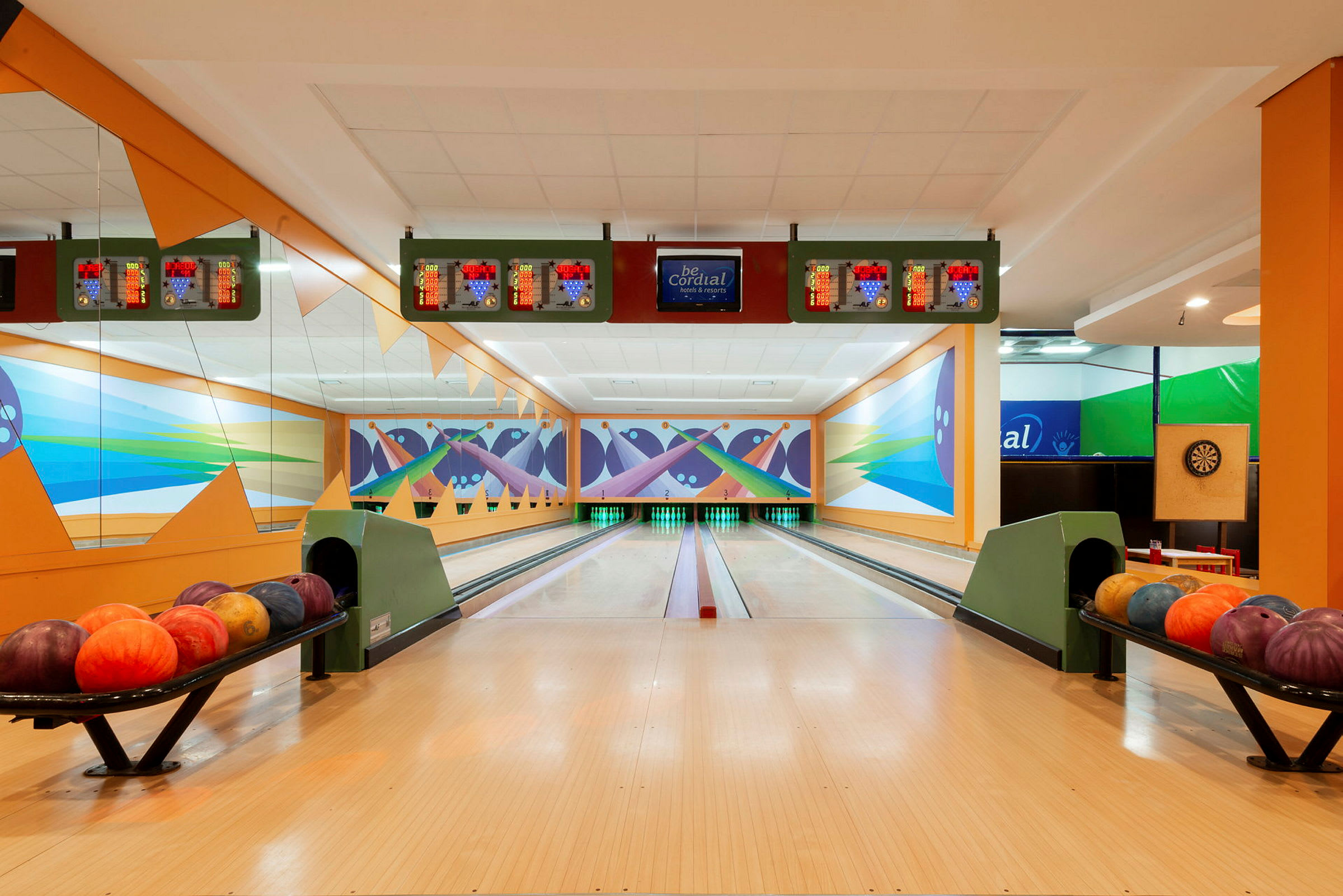 Interiör av en bowlinghall med bowlingklot och två bowlingbanor. (AI-genererad text)