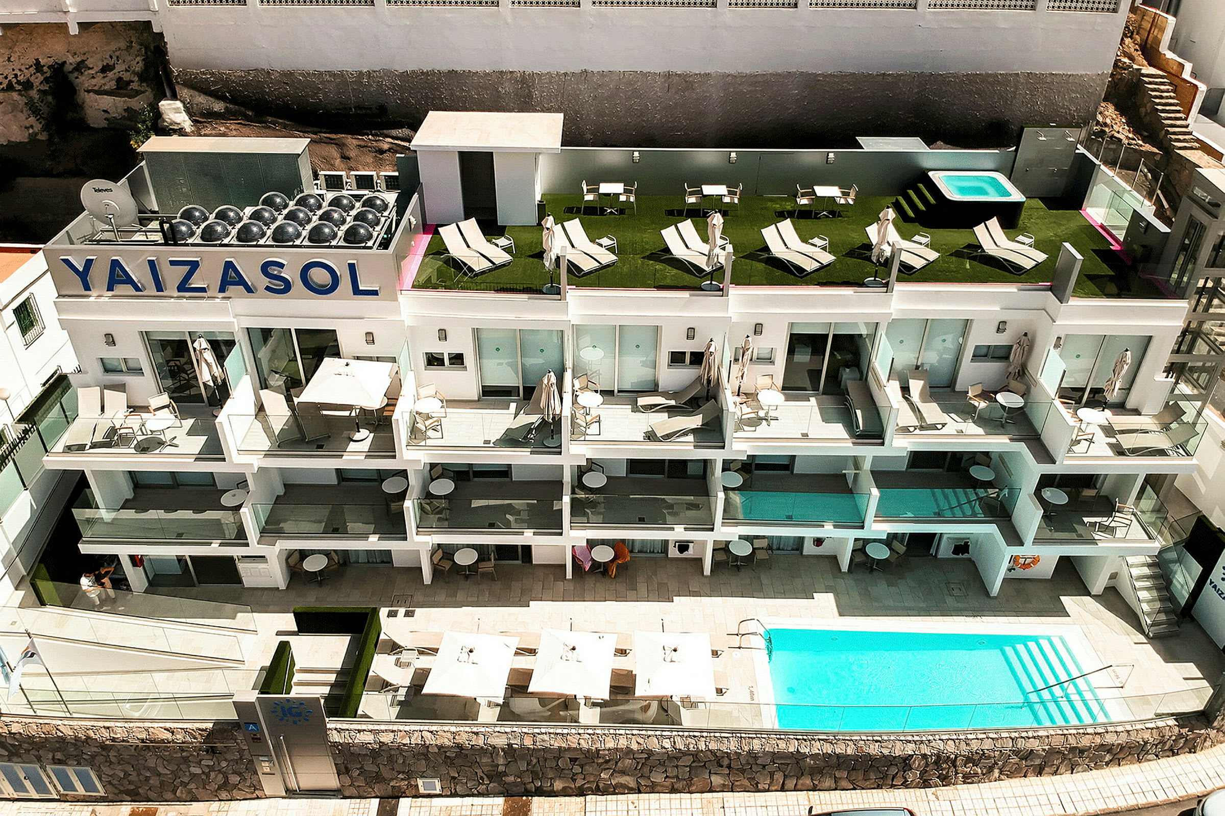 Flerbostadshus med takterrass och pool. (AI-genererad text)