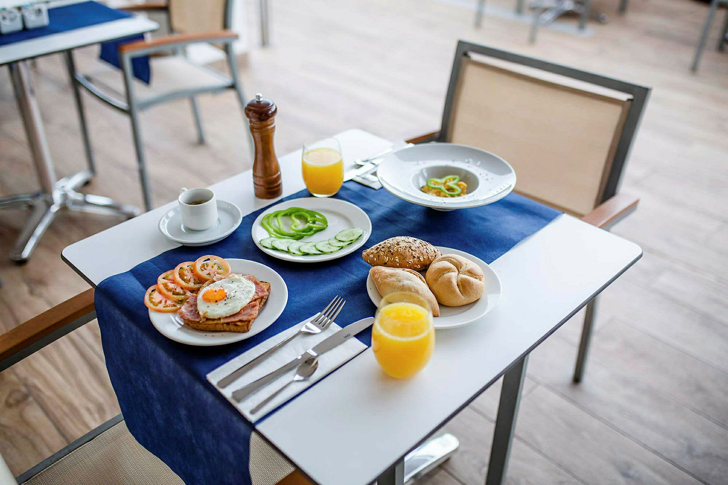 Frukostservering med olika matvaror, inklusive ägg, grönsaker, bröd och drycker. (AI-genererad text)