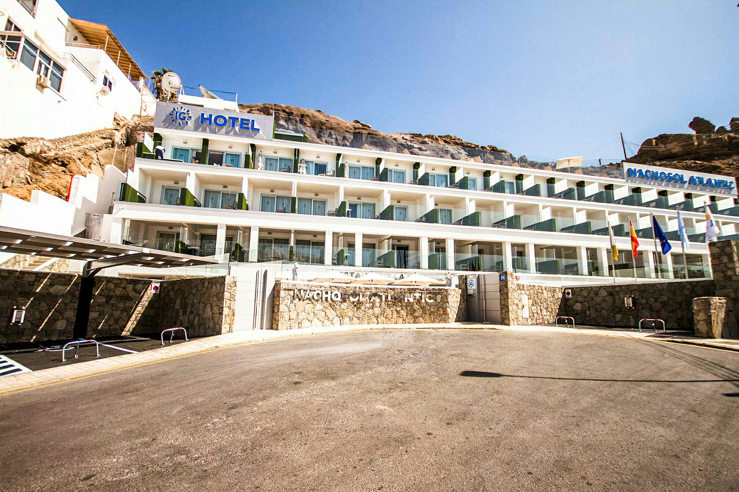 Hotellbyggnad med flera våningar, belägen vid en sluttning. (AI-genererad text)