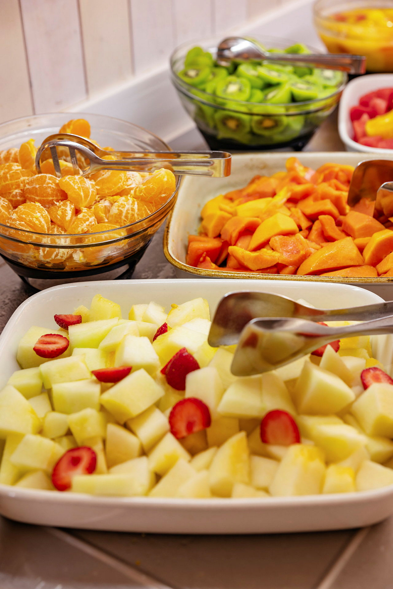 Fruktbuffé med melon, jordgubbar, kiwi och citrusfrukter. (AI-genererad text)