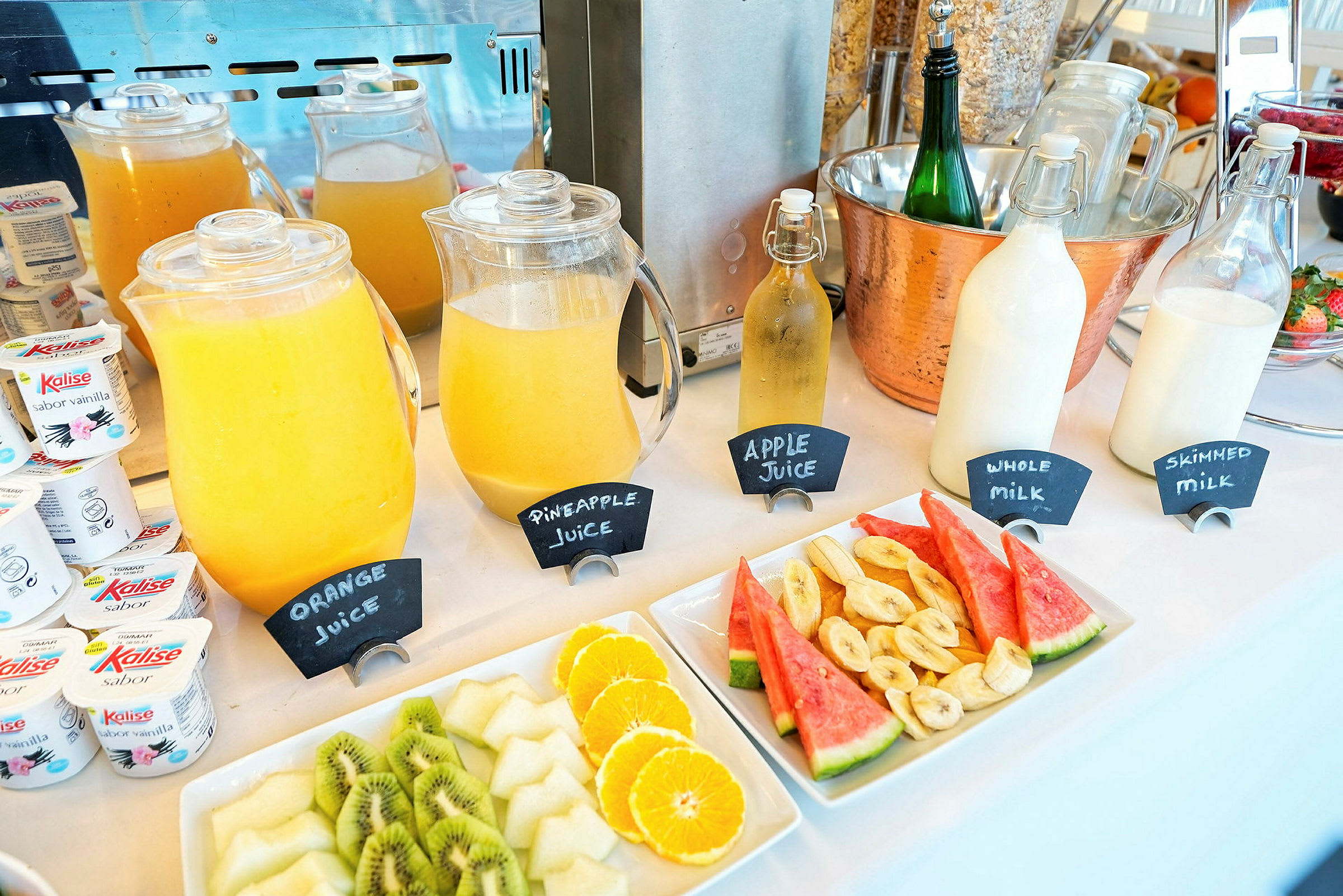 Frukostbuffé med drycker och färsk frukt. (AI-genererad text)
