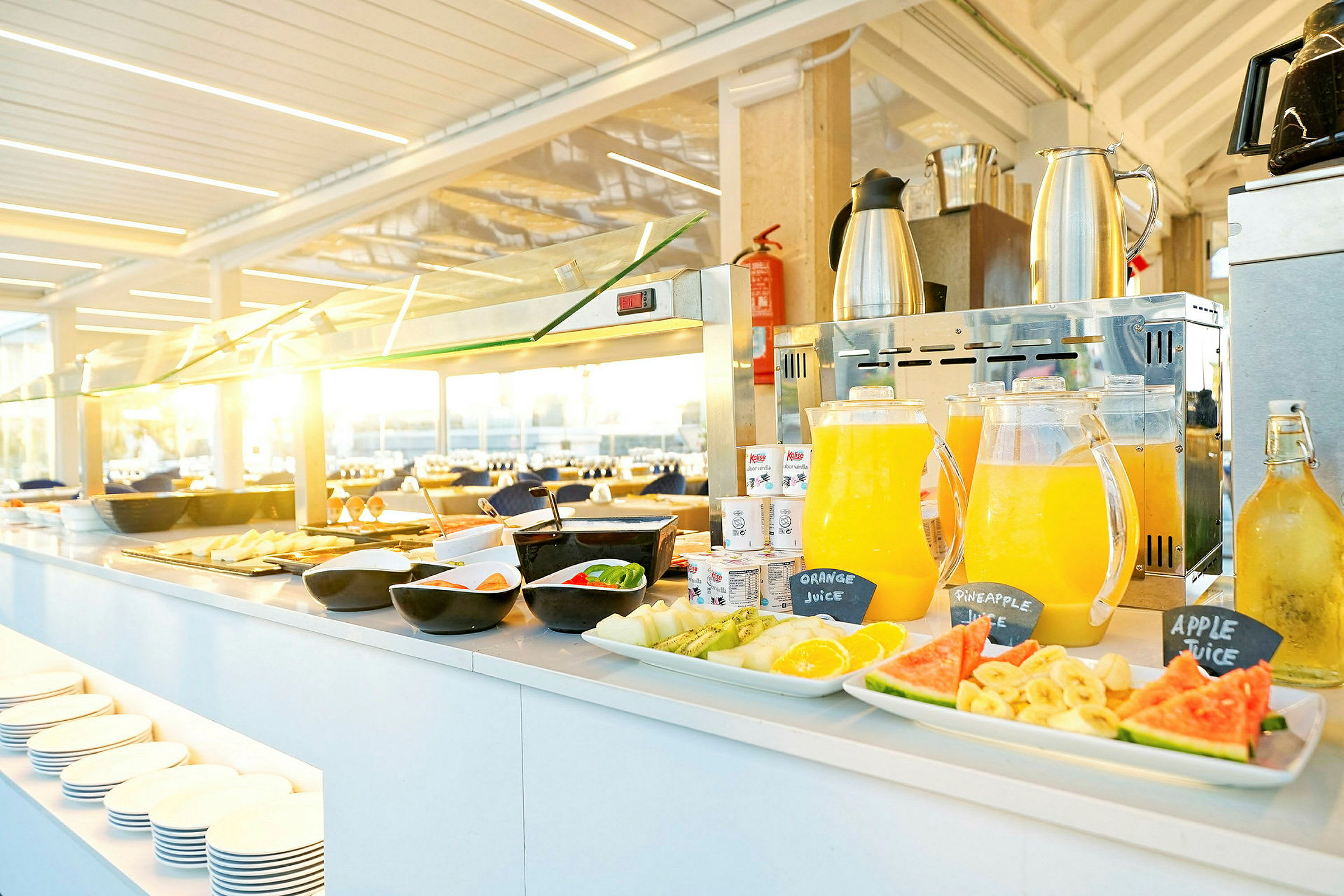 Frukt och juice uppställda på ett buffébord. (AI-genererad text)