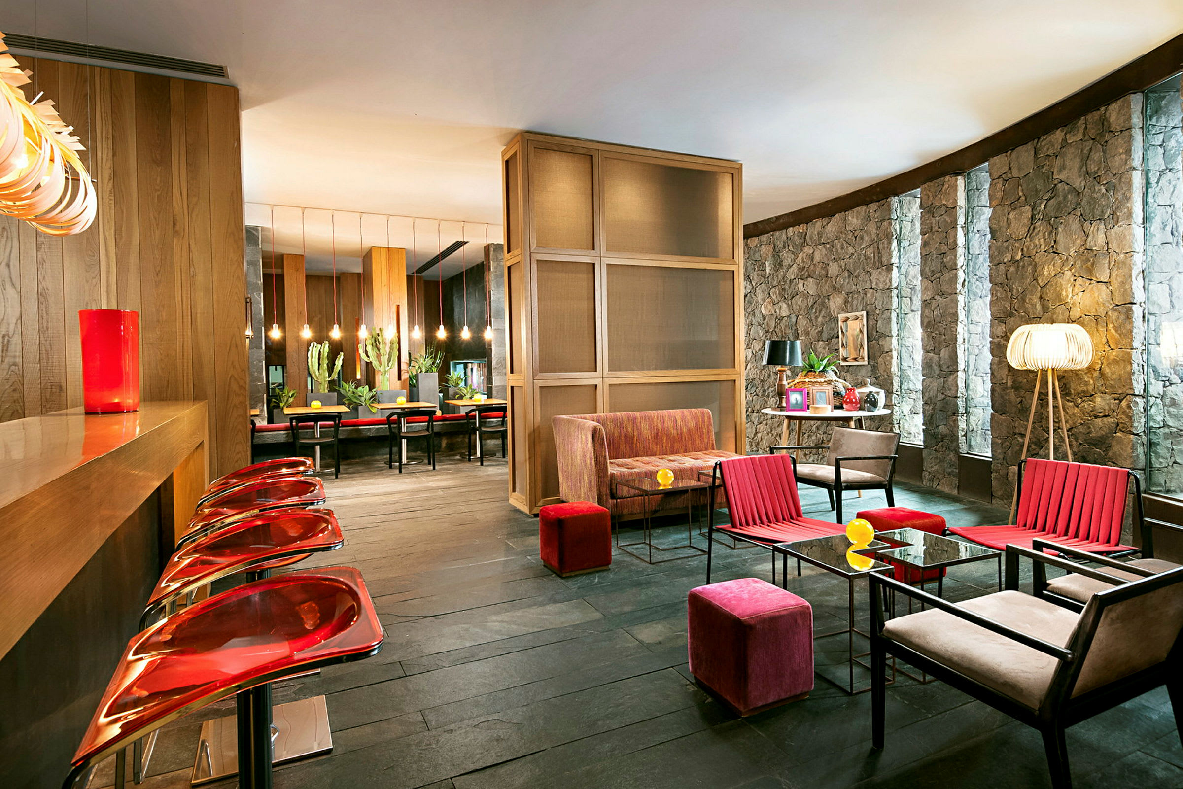 Modern lounge med stolar, soffor och bord i levande färger. (AI-genererad text)