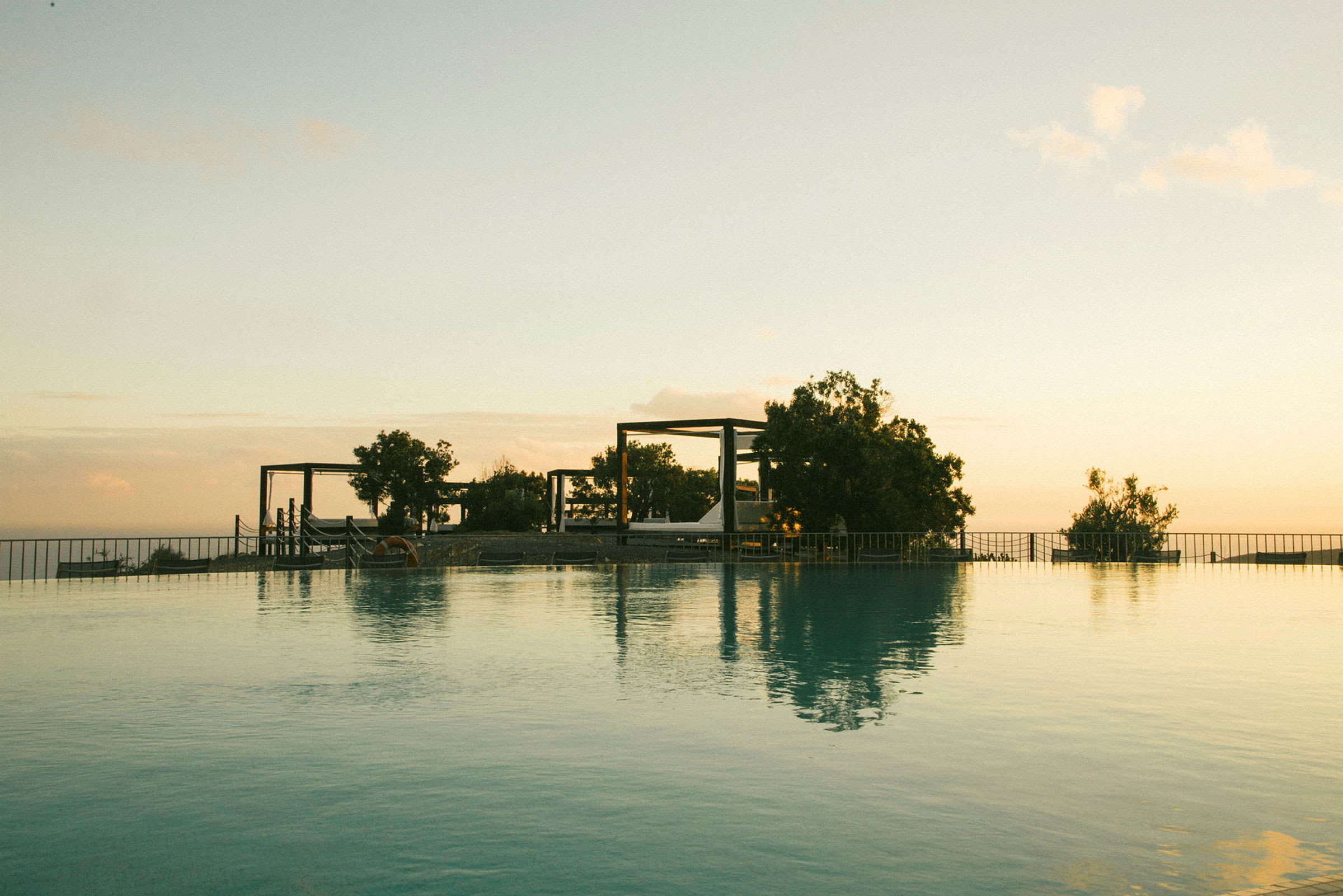 Utsikt över en infinitypool med himlen som reflektiv bakgrund. (AI-genererad text)