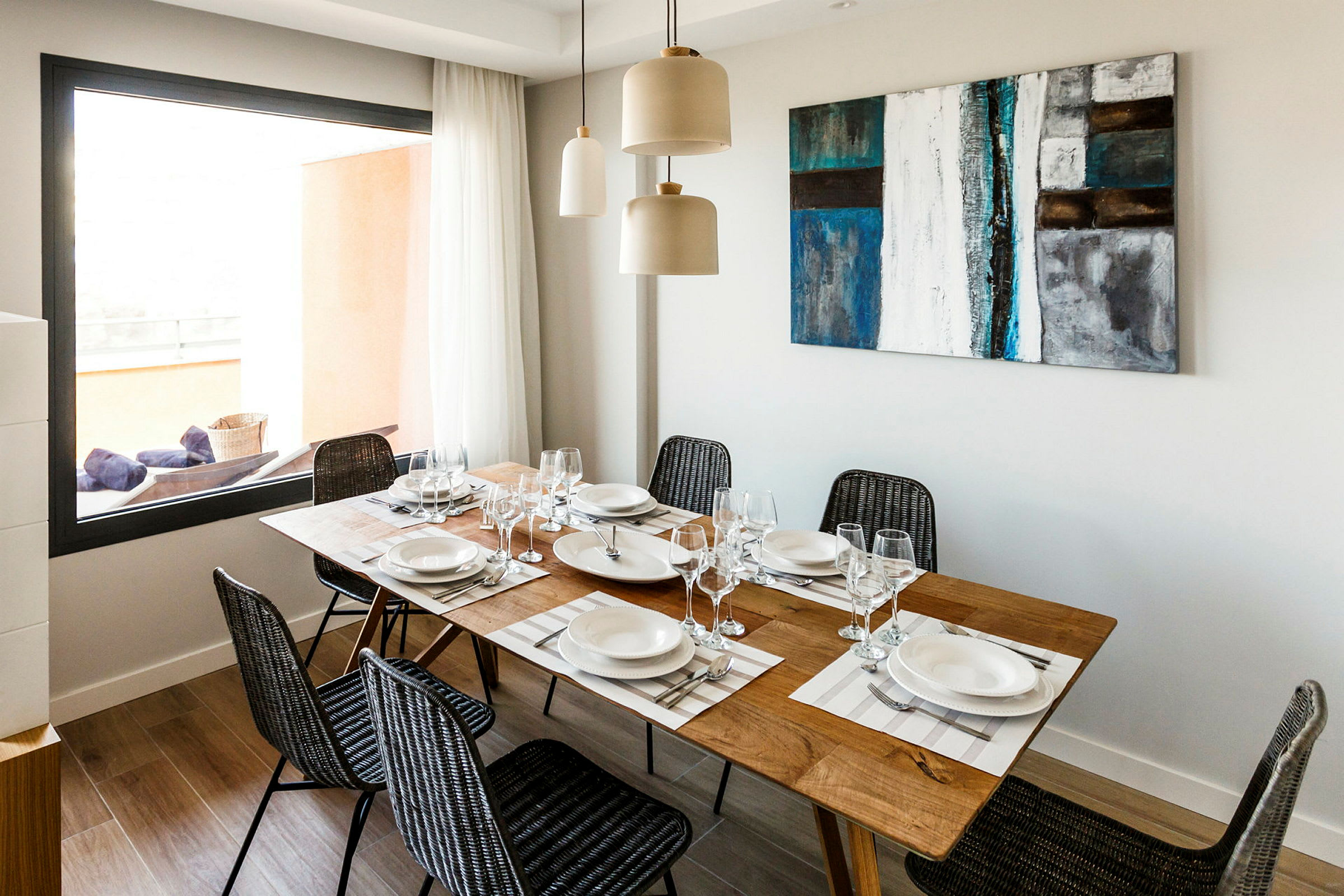 Väldukad matplats med bord, stolar och konst på väggen. (AI-genererad text)