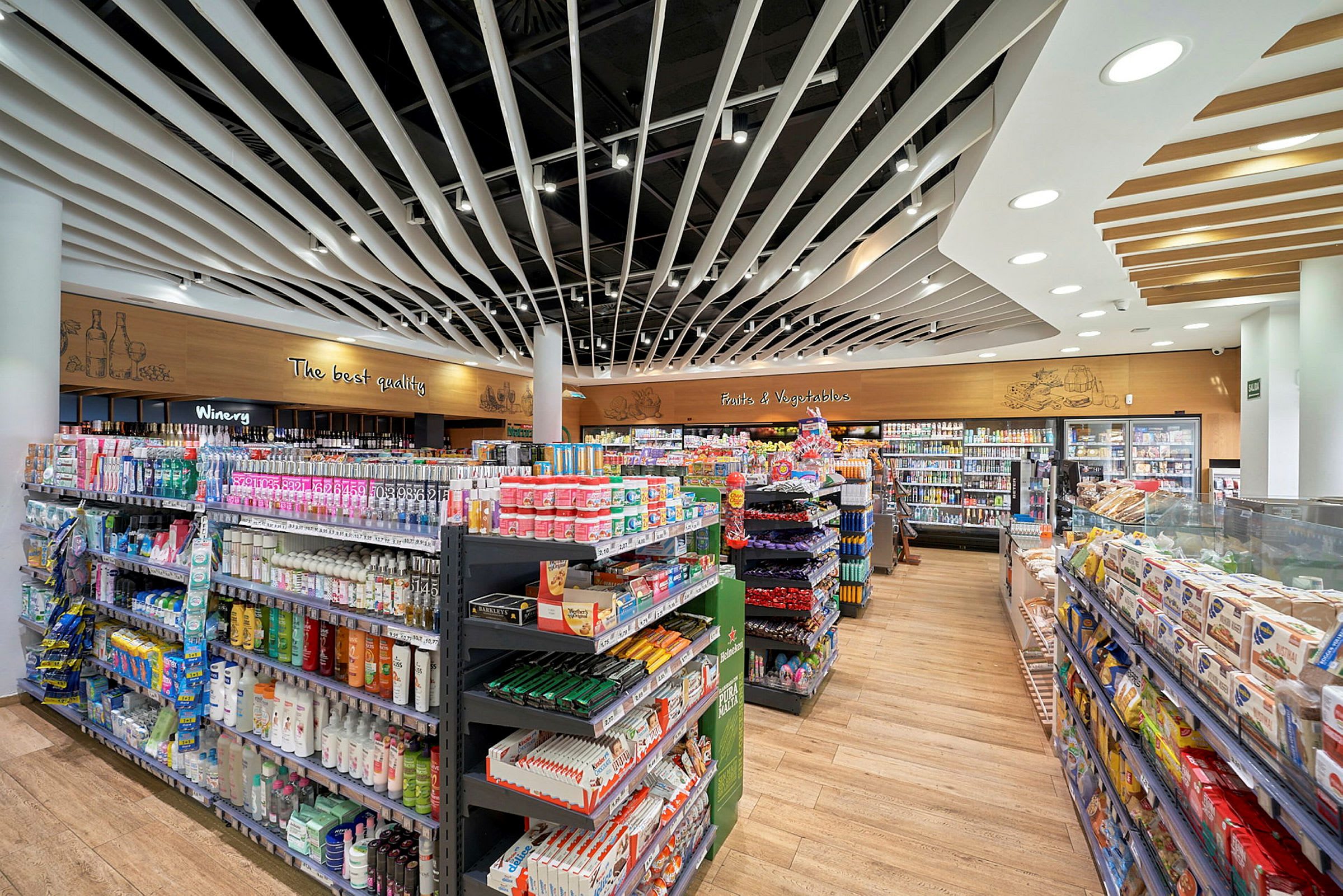 En modern livsmedelsbutik med välorganiserade hyllor fyllda med diverse produkter. (AI-genererad text)