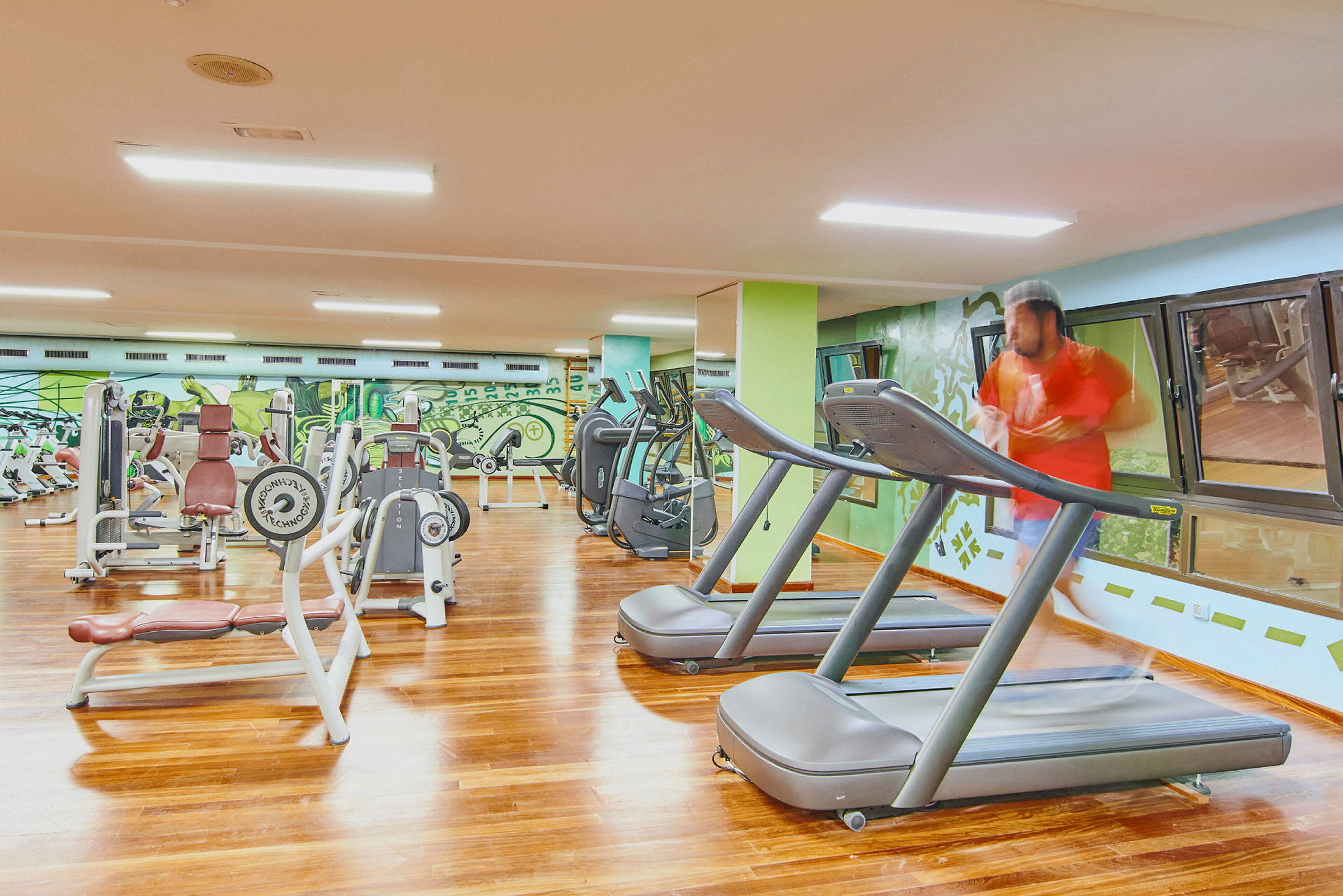 Ett gym med träningsmaskiner och löpband. (AI-genererad text)