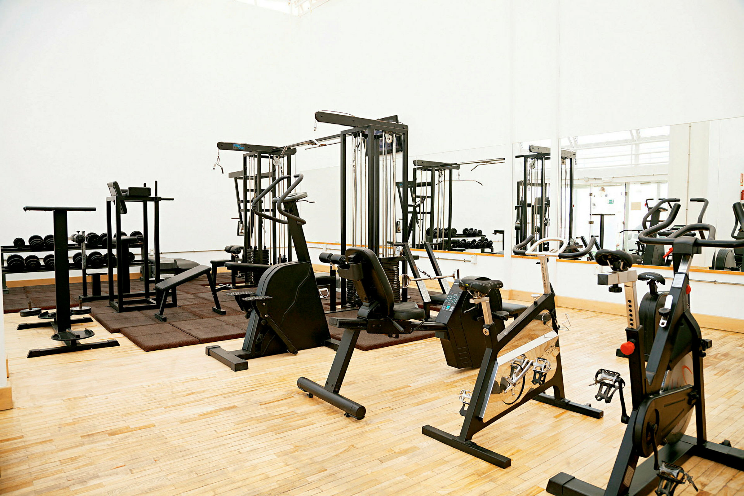 Gym med träningsmaskiner och vikter. (AI-genererad text)