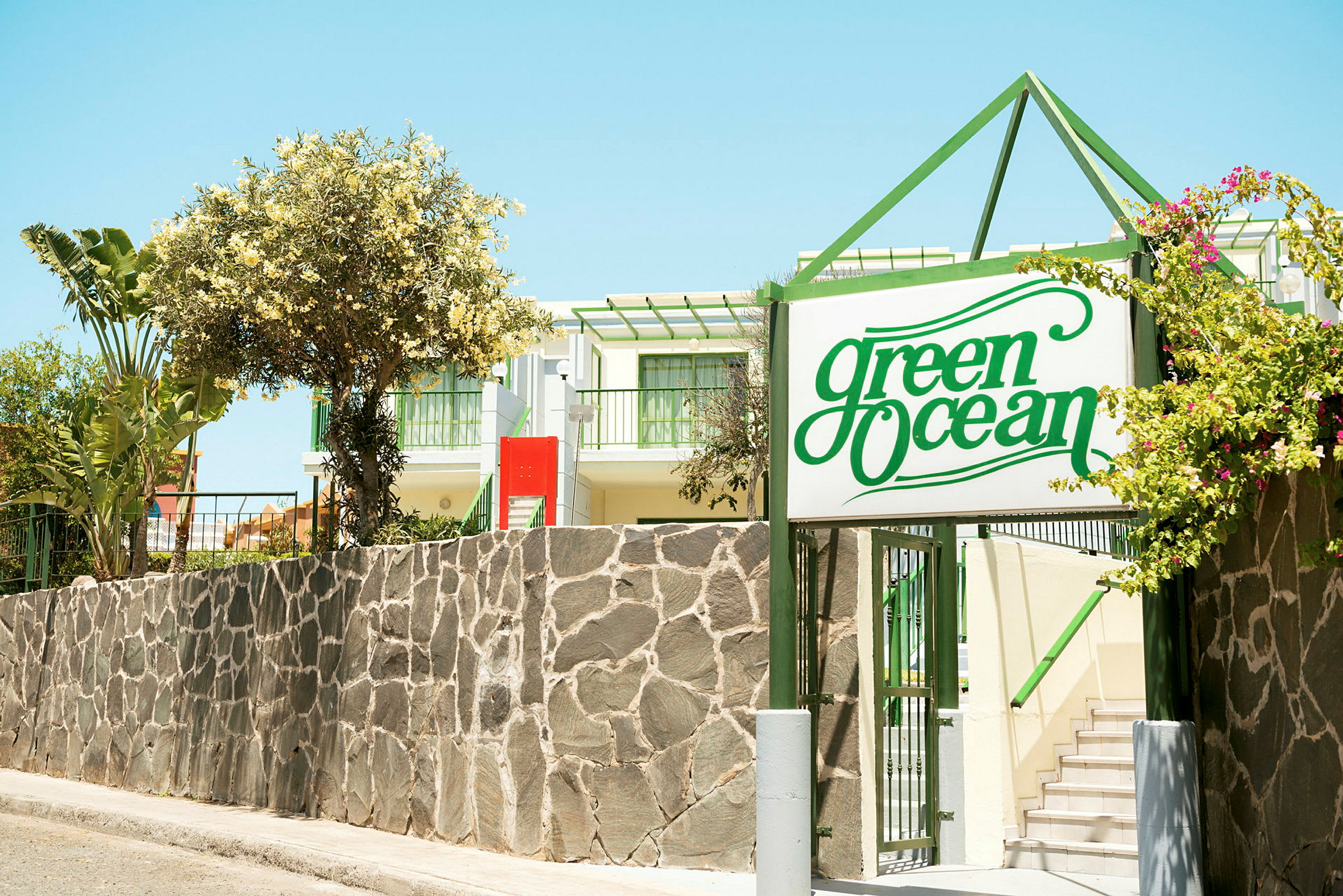 Hotellentré med en skylt som säger 'Green Ocean'. (AI-genererad text)