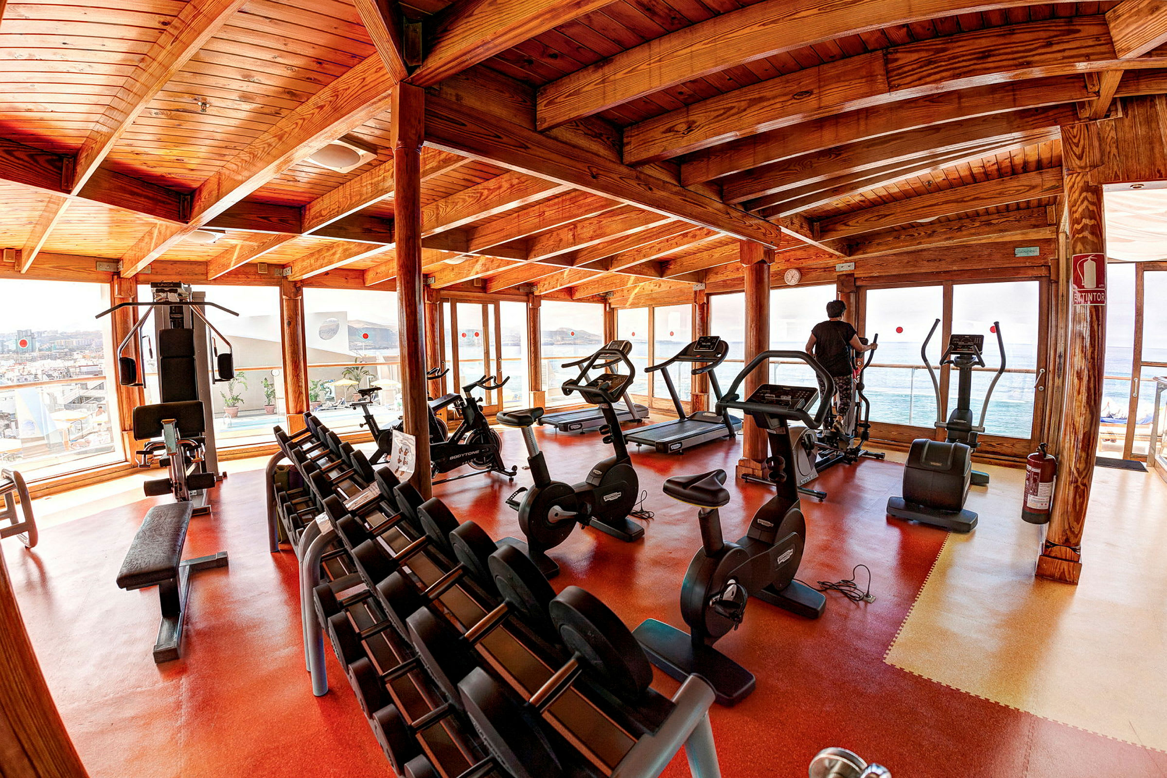 Gym med träningsmaskiner och hantlar. (AI-genererad text)