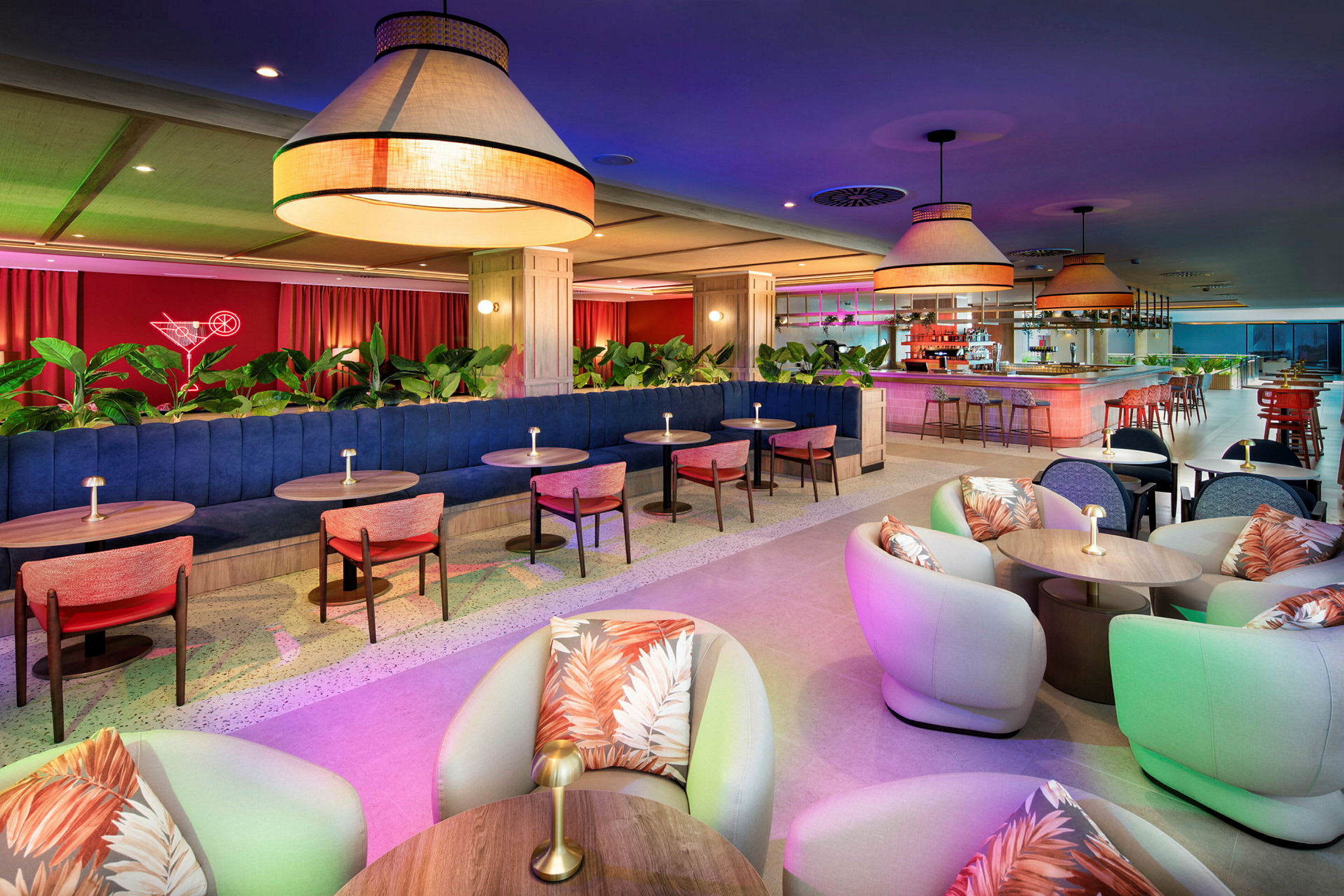 En modern restaurang med färgglada sittplatser och bar. (AI-genererad text)