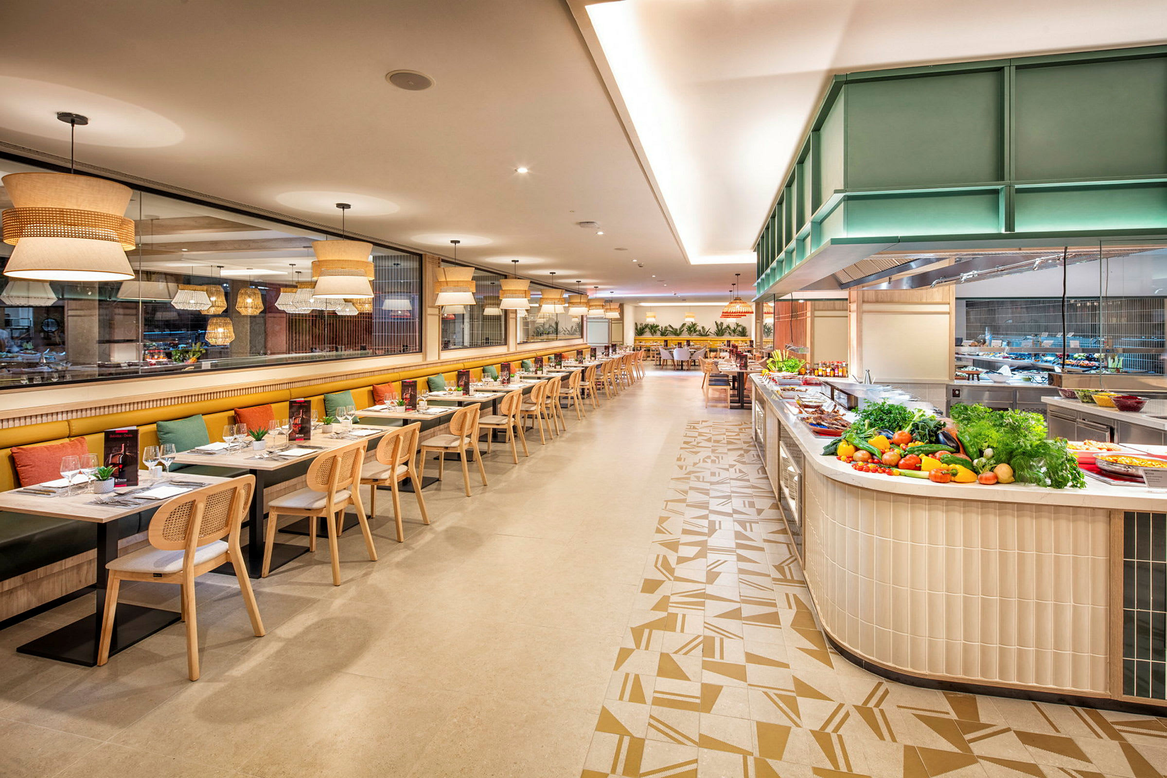 Interiör av en restaurang med matbord och en buffé med färska grönsaker. (AI-genererad text)