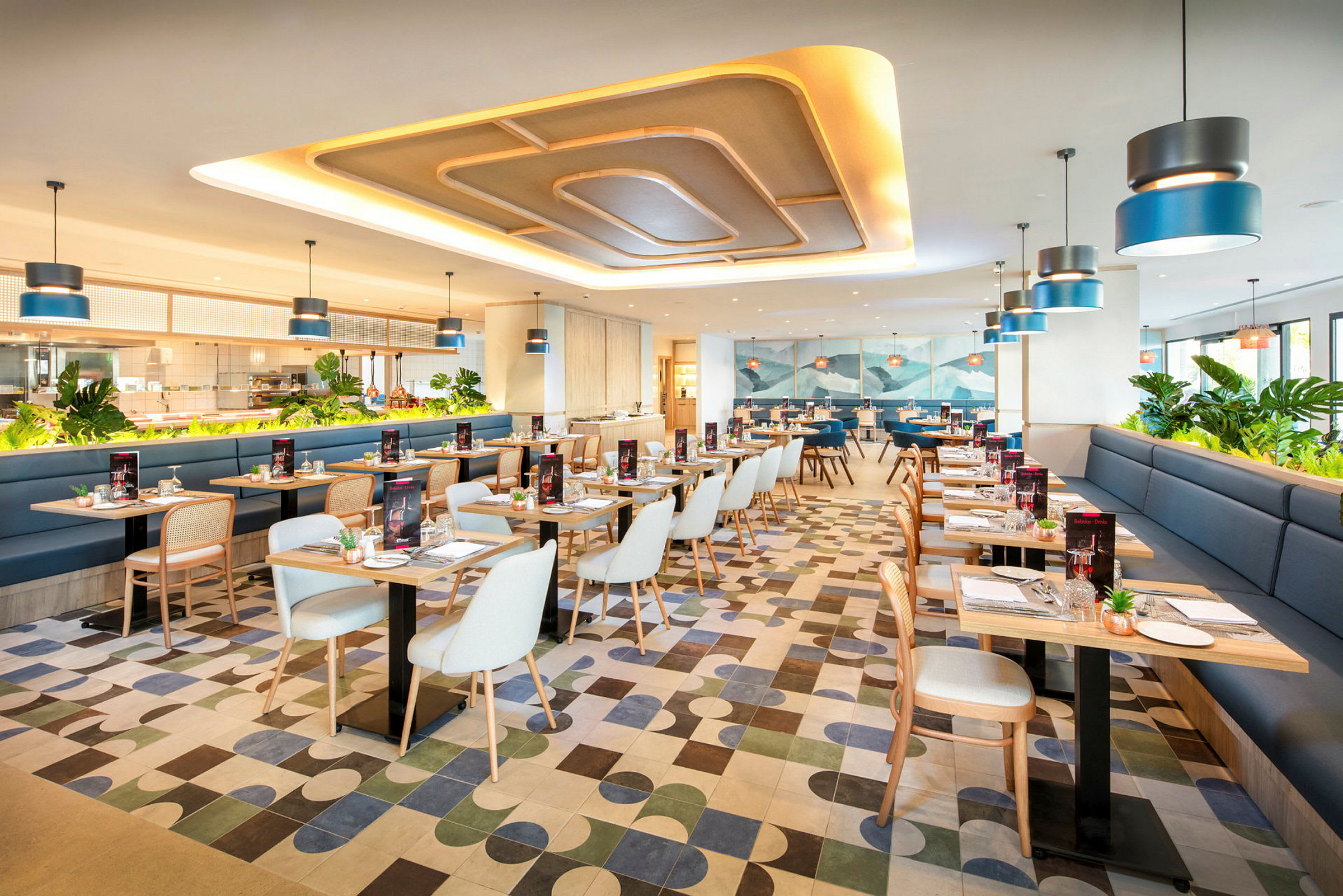 Restaurang med bord, stolar och modern inredning. (AI-genererad text)