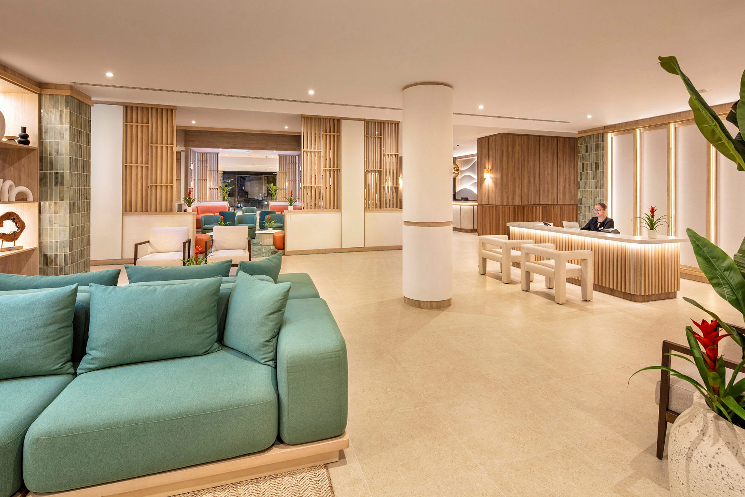En modern hotellobby med sittgrupper och en receptionsdisk. (AI-genererad text)