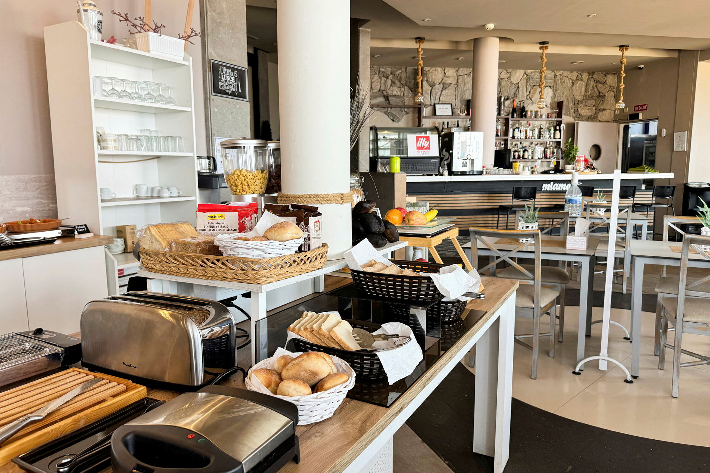 Frukostbuffé med bröd och brödrost i en ljus cafeteriamiljö. (AI-genererad text)