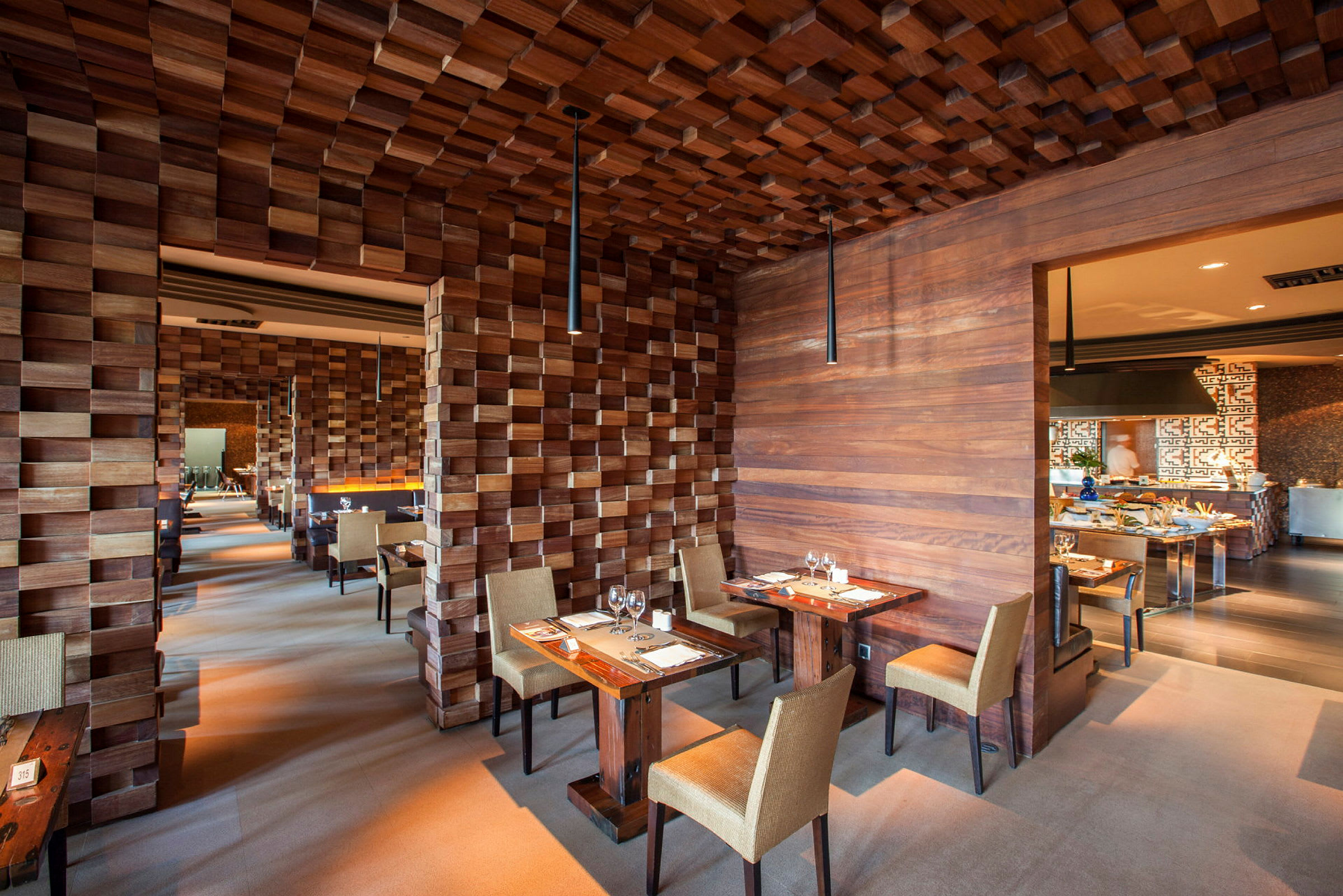 En restaurang med ett elegant träinteriör, små bord och stolar. Varmt ljus och en modern atmosfär. (AI-genererad text)