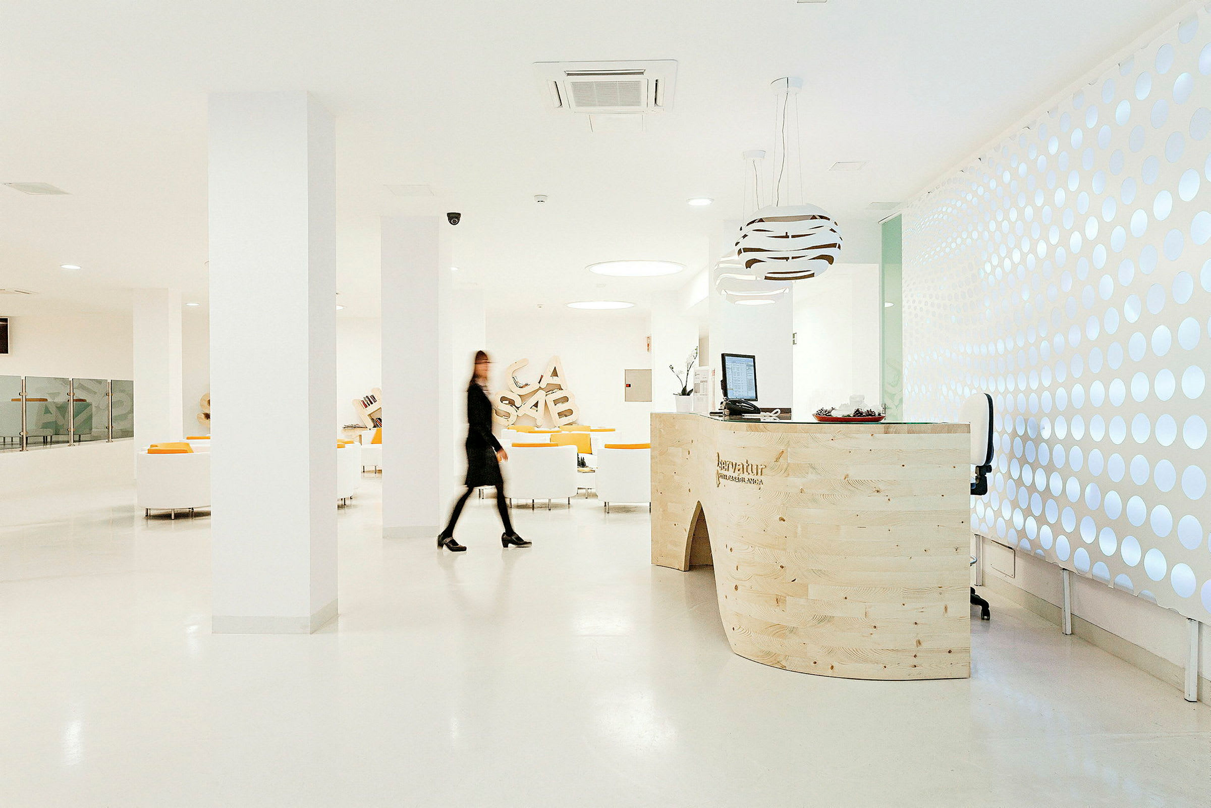 Reception i en modern ljus miljö. (AI-genererad text)