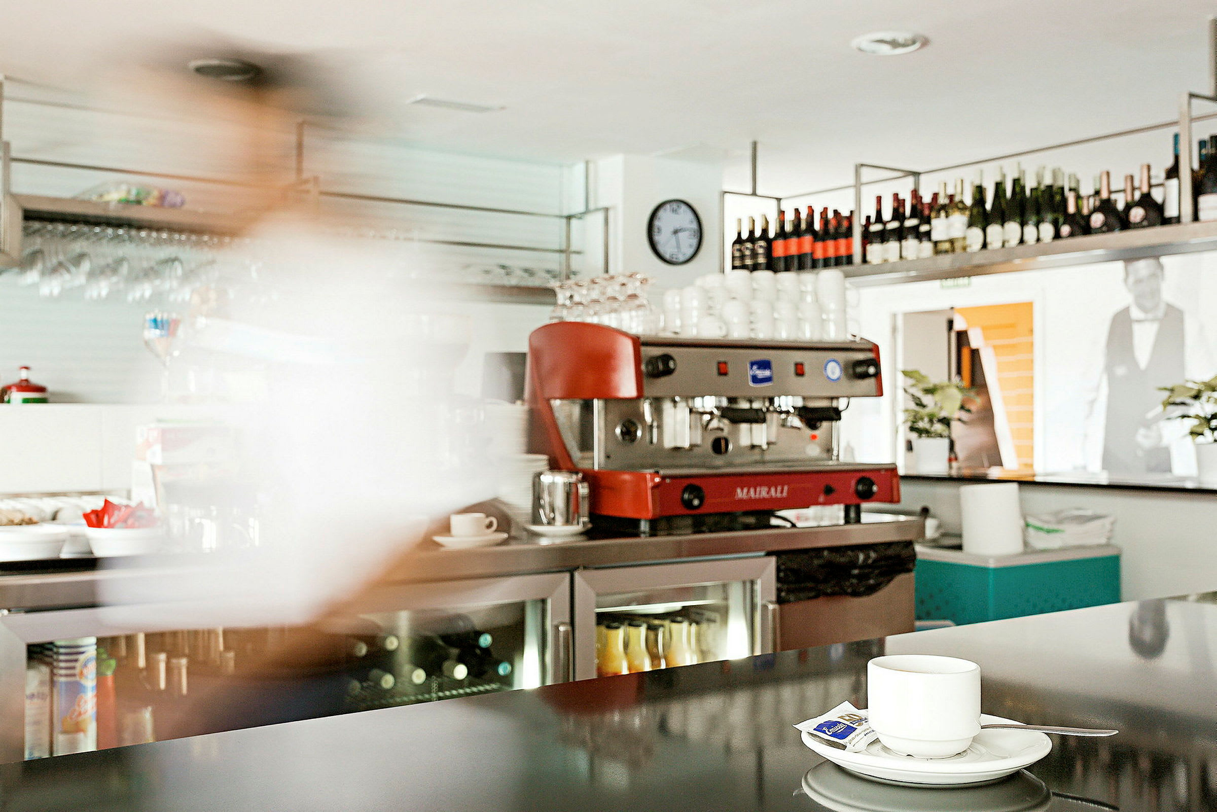 En kaffekopp på en mörk bänkskiva i ett kafé. (AI-genererad text)