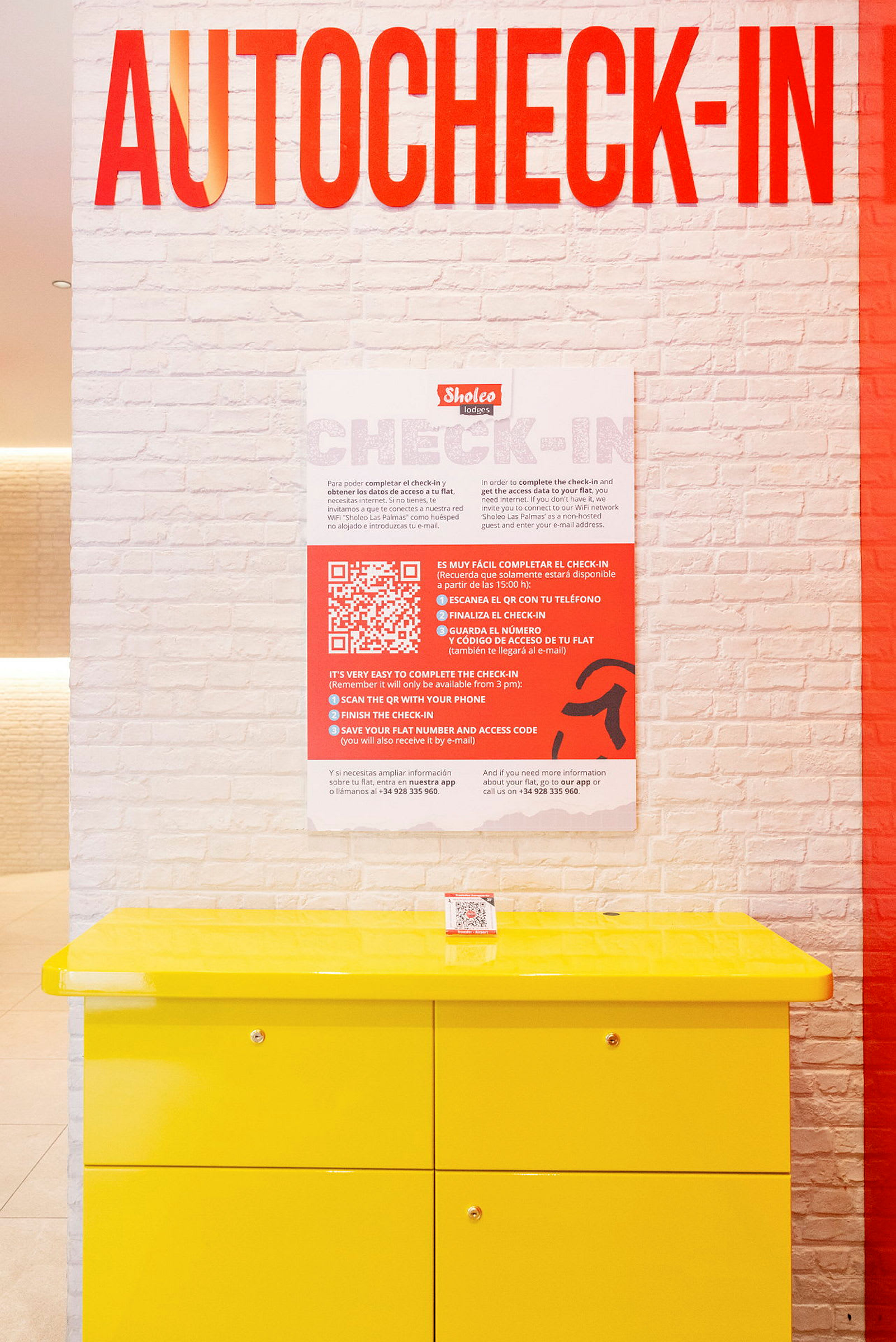 Bild av en vägg med texten 'Autocheck-in', en informationsskylt med QR-kod för incheckning samt en gul bänk. (AI-genererad text)