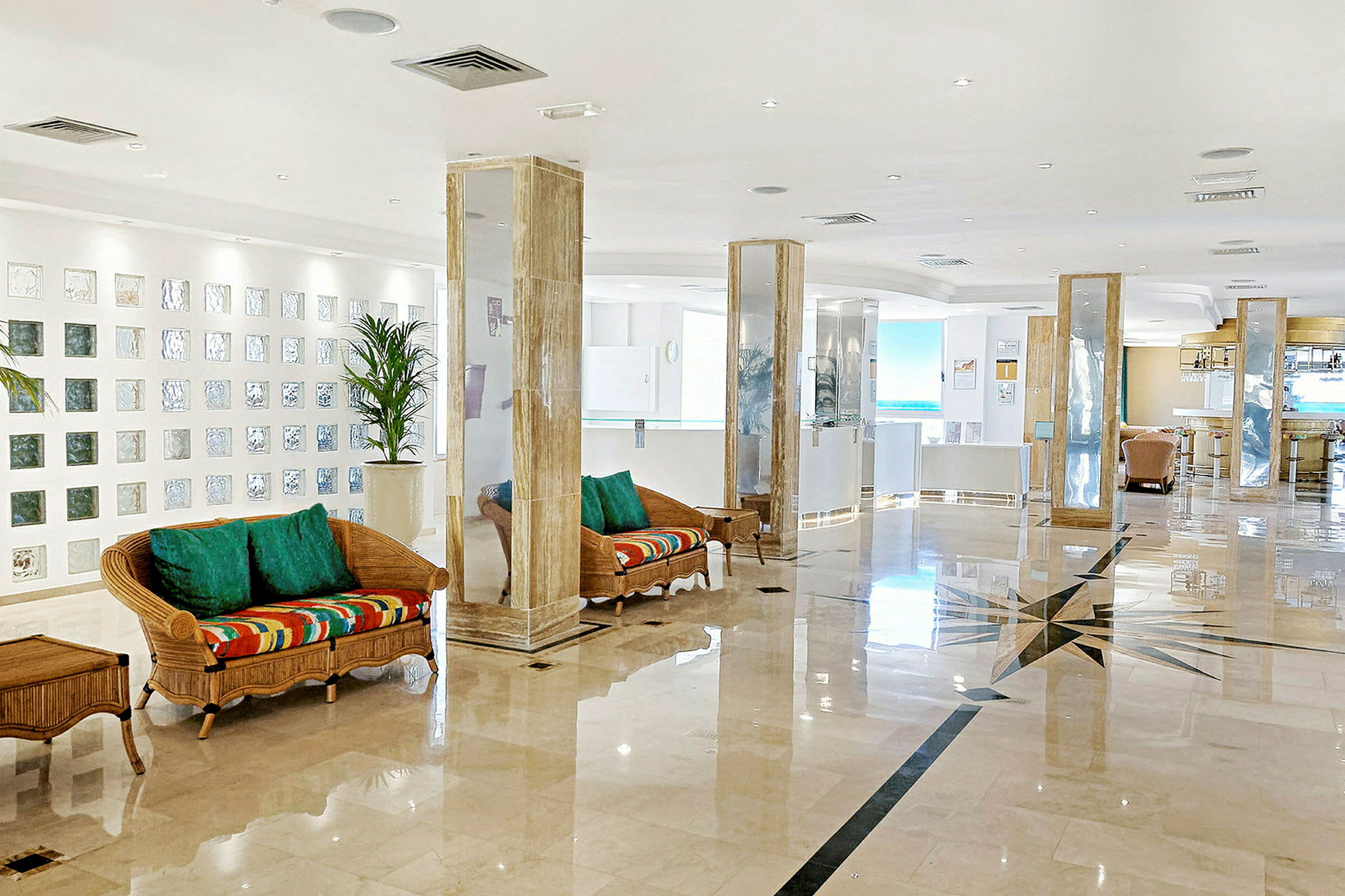 Ljus hotellobby med sittplatser och marmorgolv. (AI-genererad text)