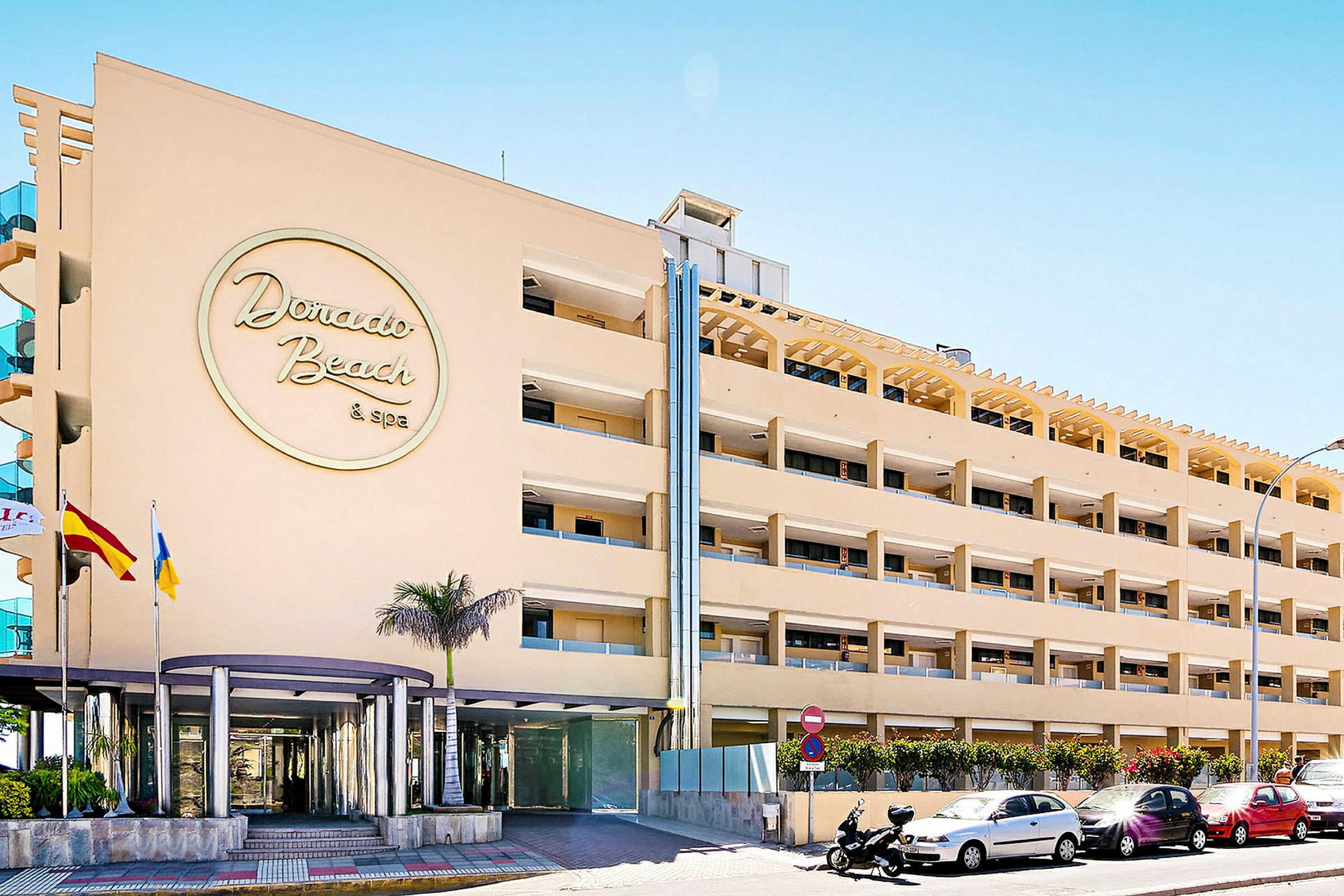 Hotellet Dorado Beach & Spa med dess fasad och entré. (AI-genererad text)