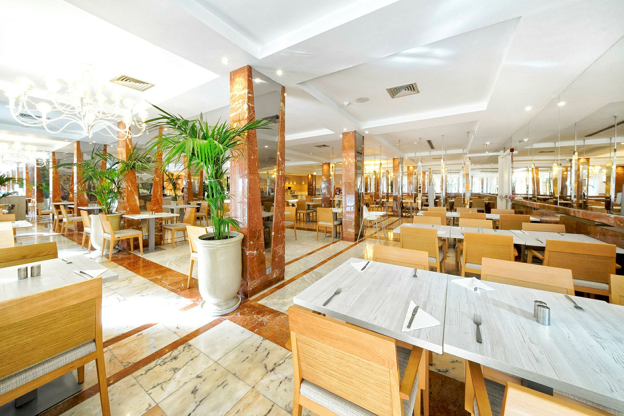 En restaurang med bord, stolar och marmorgolv. (AI-genererad text)