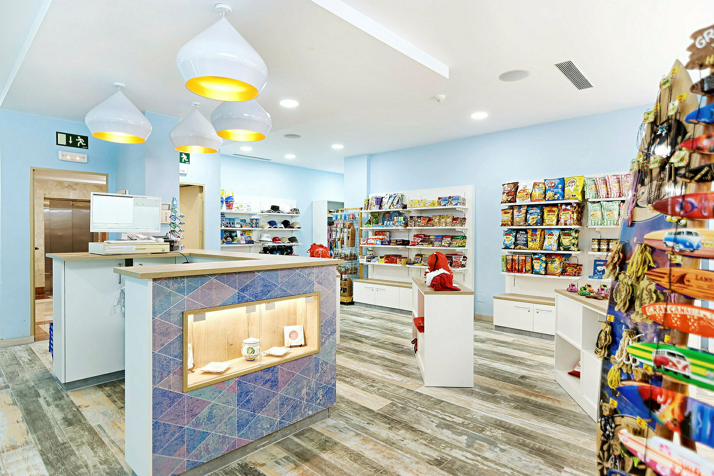Interiör av en butik med hyllor fyllda med varor, en reception och dekorativa lampor. (AI-genererad text)